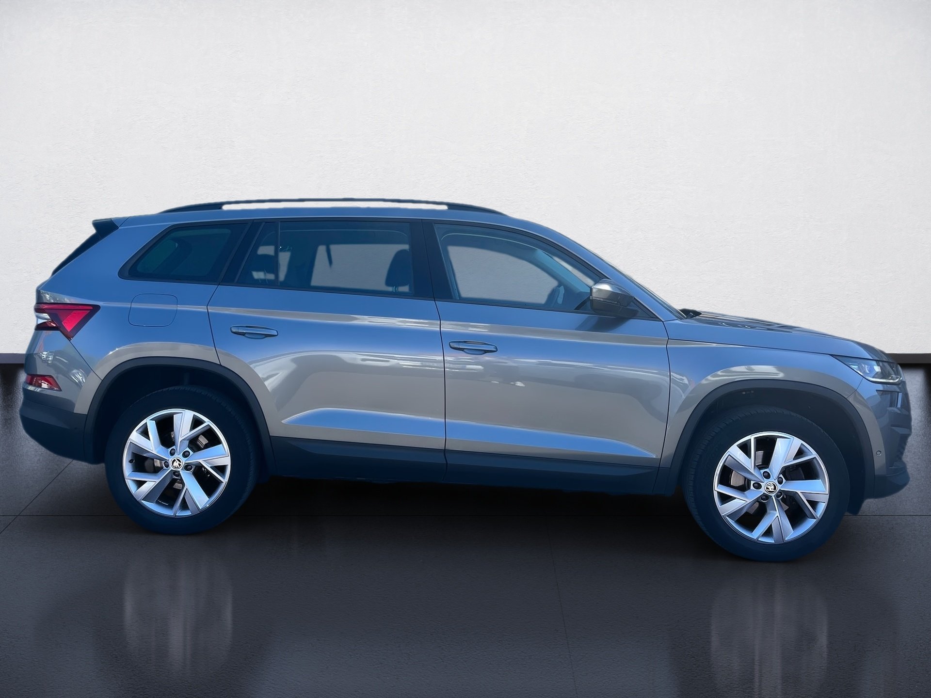 Kodiaq TOUR TDI DSG+ALU 19+AHK+RÜCKFAHRKAMERA+ACC+LED-MATRIX+NAVI+SMART LINK