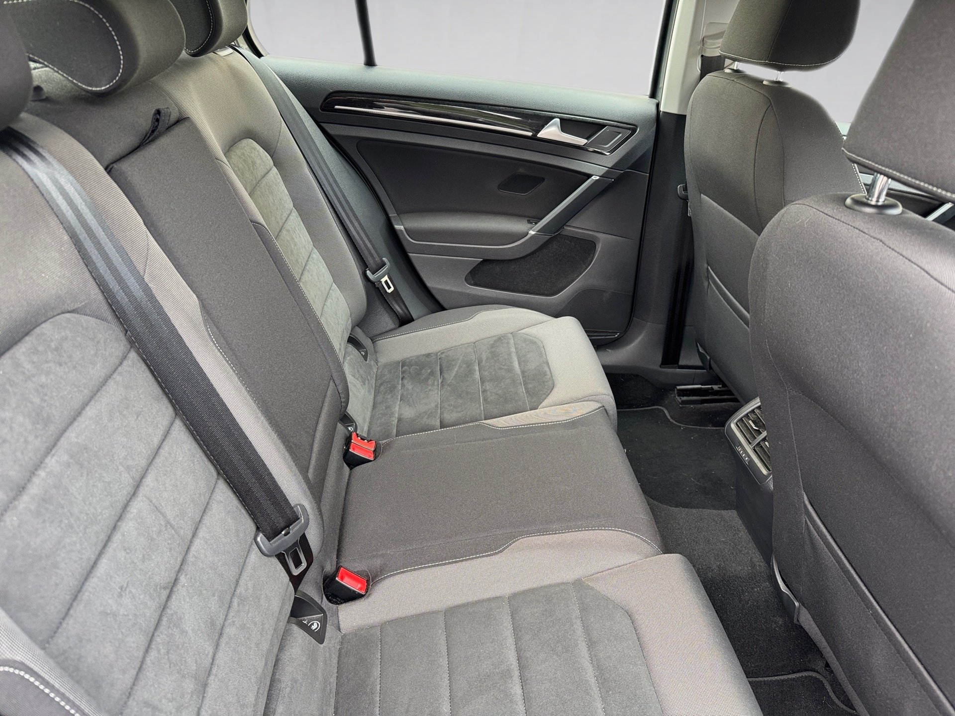 Golf VII HIGHLINE TSI+ALU 17+SITZHEIZUNG+ACC+NAVI+EINPARKHILFE+LED+KLIMA+LIGHT AS