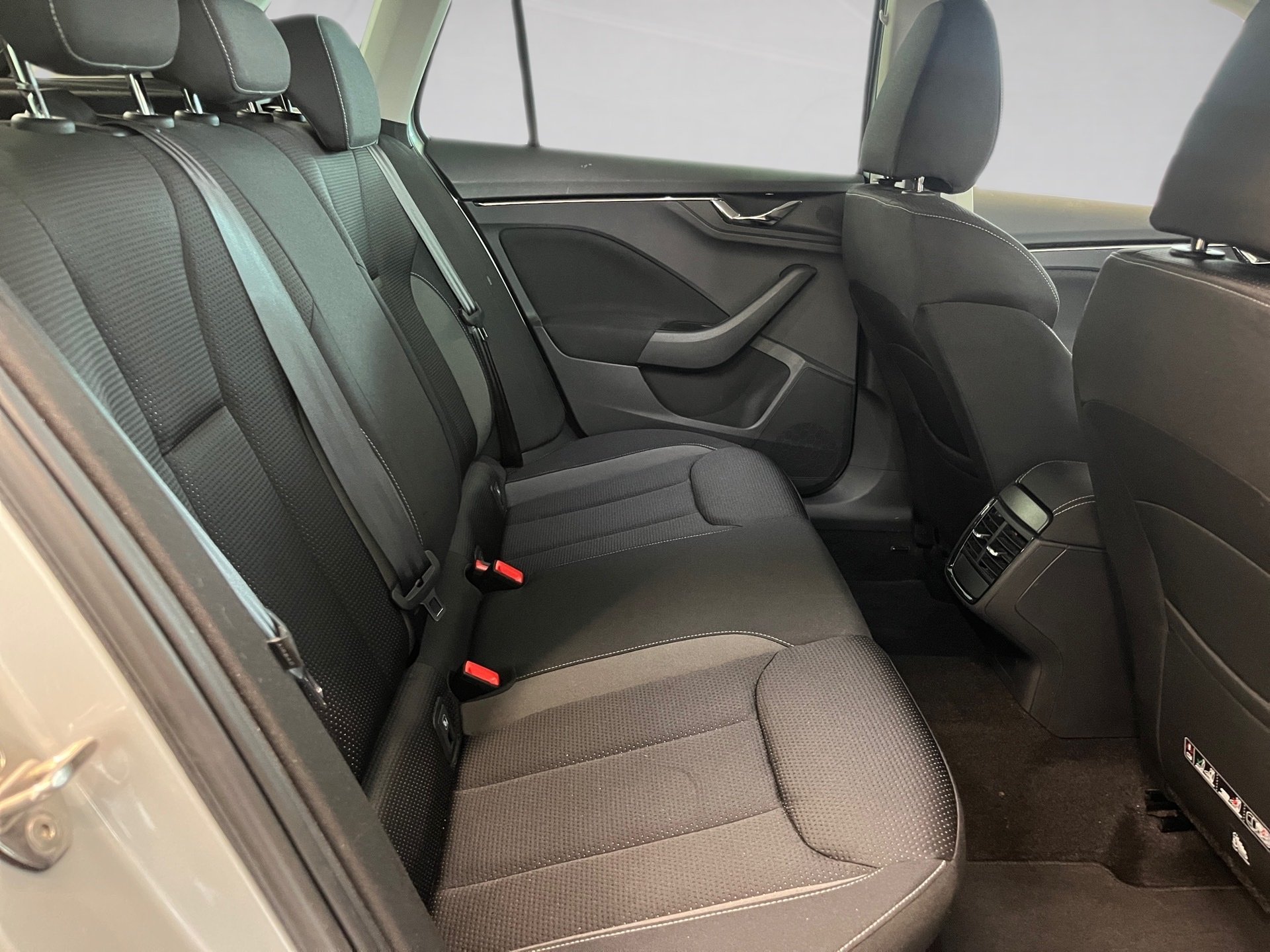 Kamiq TOUR TSI DSG+ALU 17+ACC+LED+RÜCKFAHRKAMERA+SMART LINK+KLIMA+KEYLESS+NAVI