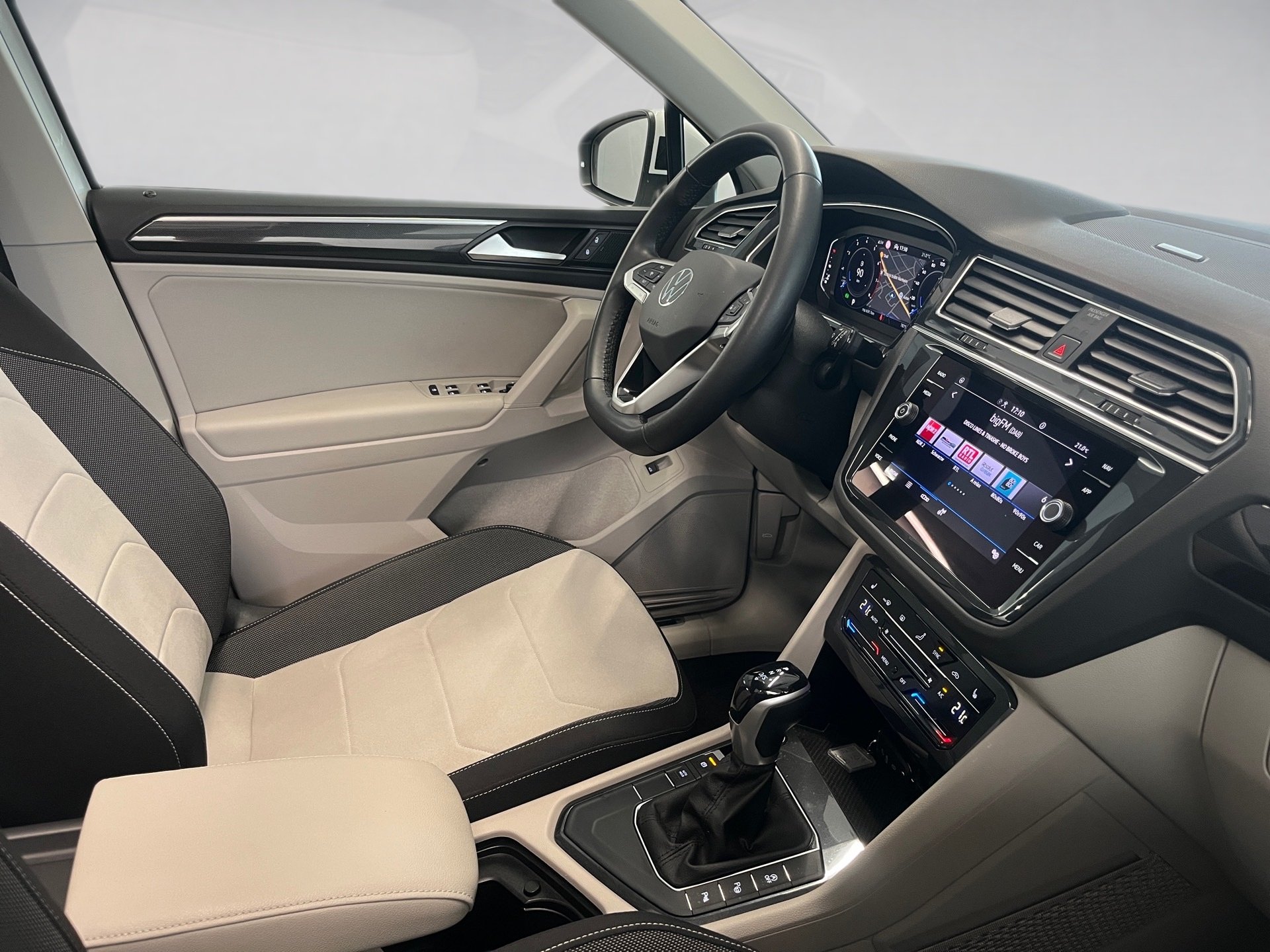 Tiguan ELEGANCE TSI DSG+ALU 18+AHK+PANO+LED-MATRIX+RÜCKFAHRKAMERA+NAVI+TRAVEL A