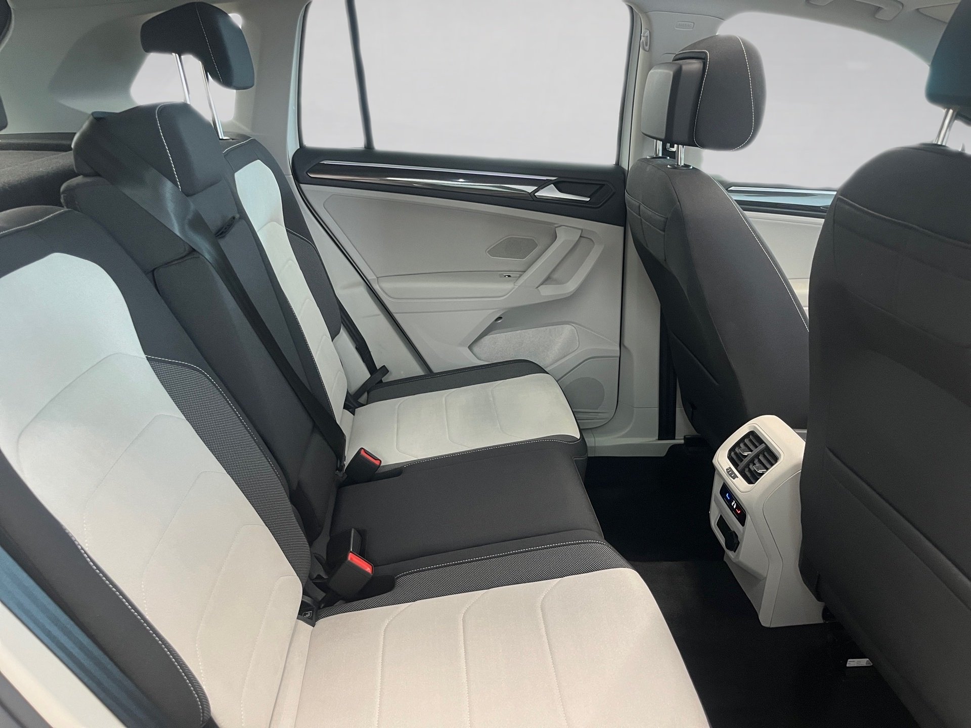 Tiguan ELEGANCE TSI DSG+ALU 18+AHK+PANO+LED-MATRIX+RÜCKFAHRKAMERA+NAVI+TRAVEL A