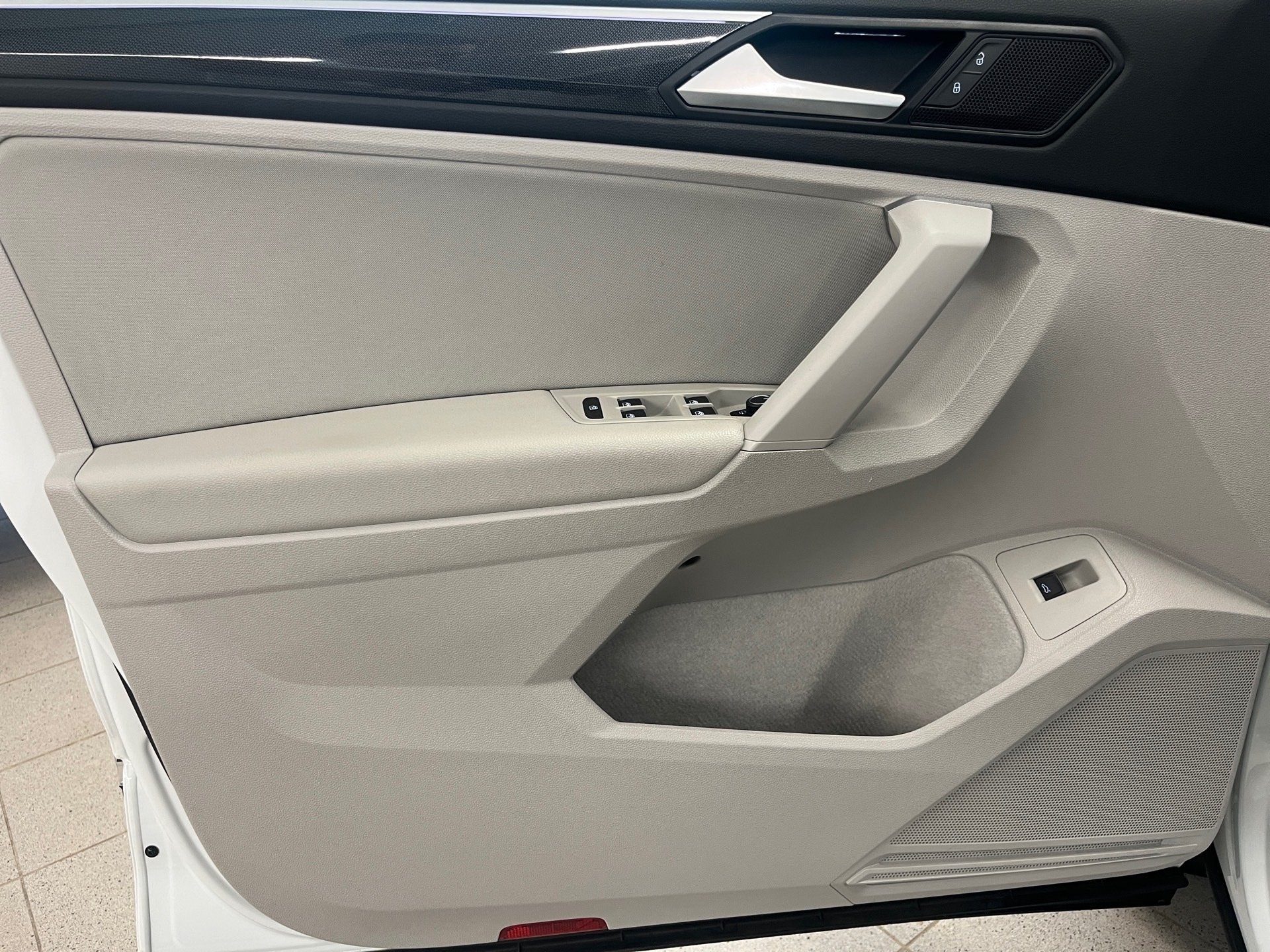 Tiguan ELEGANCE TSI DSG+ALU 18+AHK+PANO+LED-MATRIX+RÜCKFAHRKAMERA+NAVI+TRAVEL A
