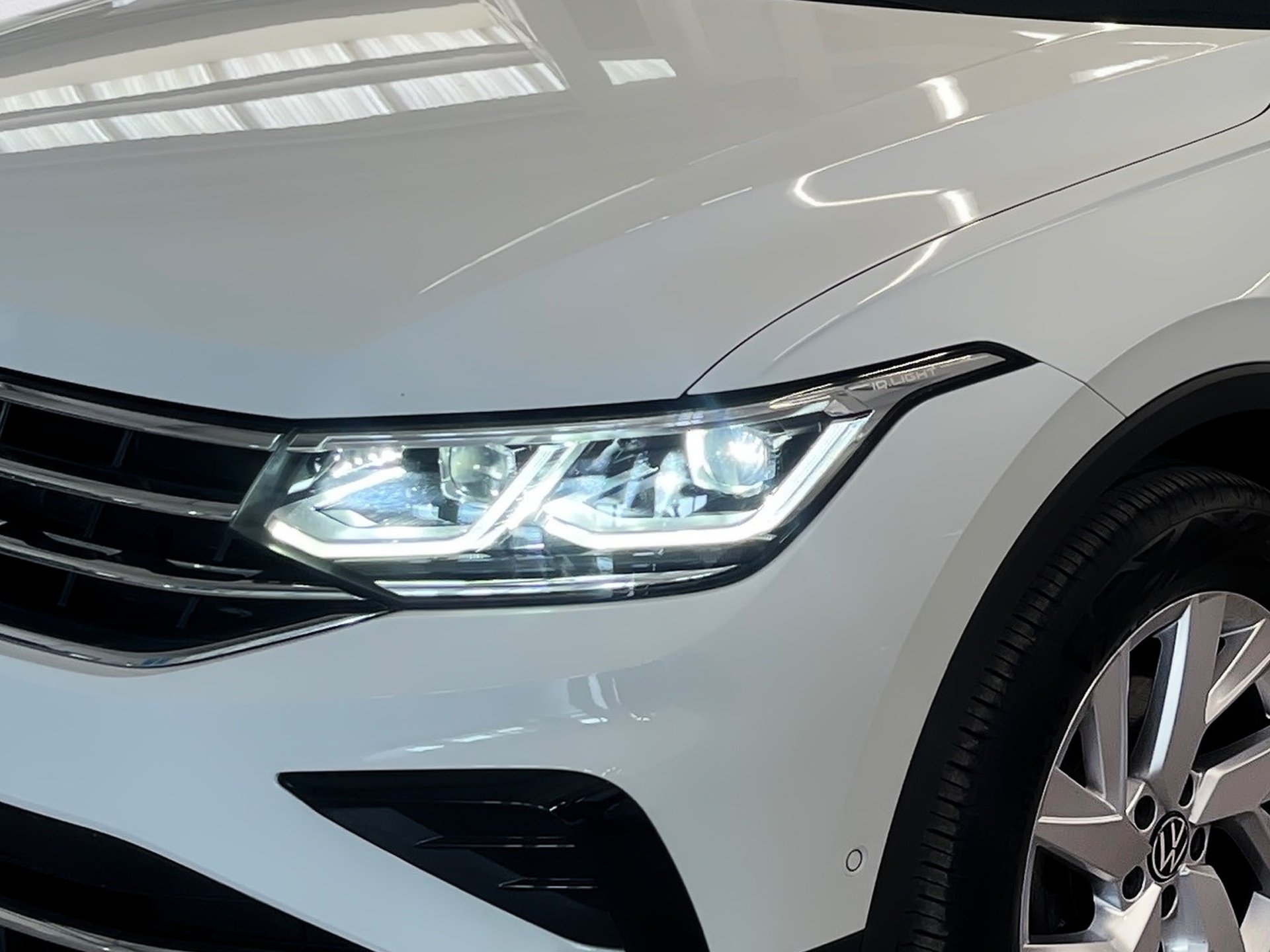 Tiguan ELEGANCE TSI DSG+ALU 18+AHK+PANO+LED-MATRIX+RÜCKFAHRKAMERA+NAVI+TRAVEL A