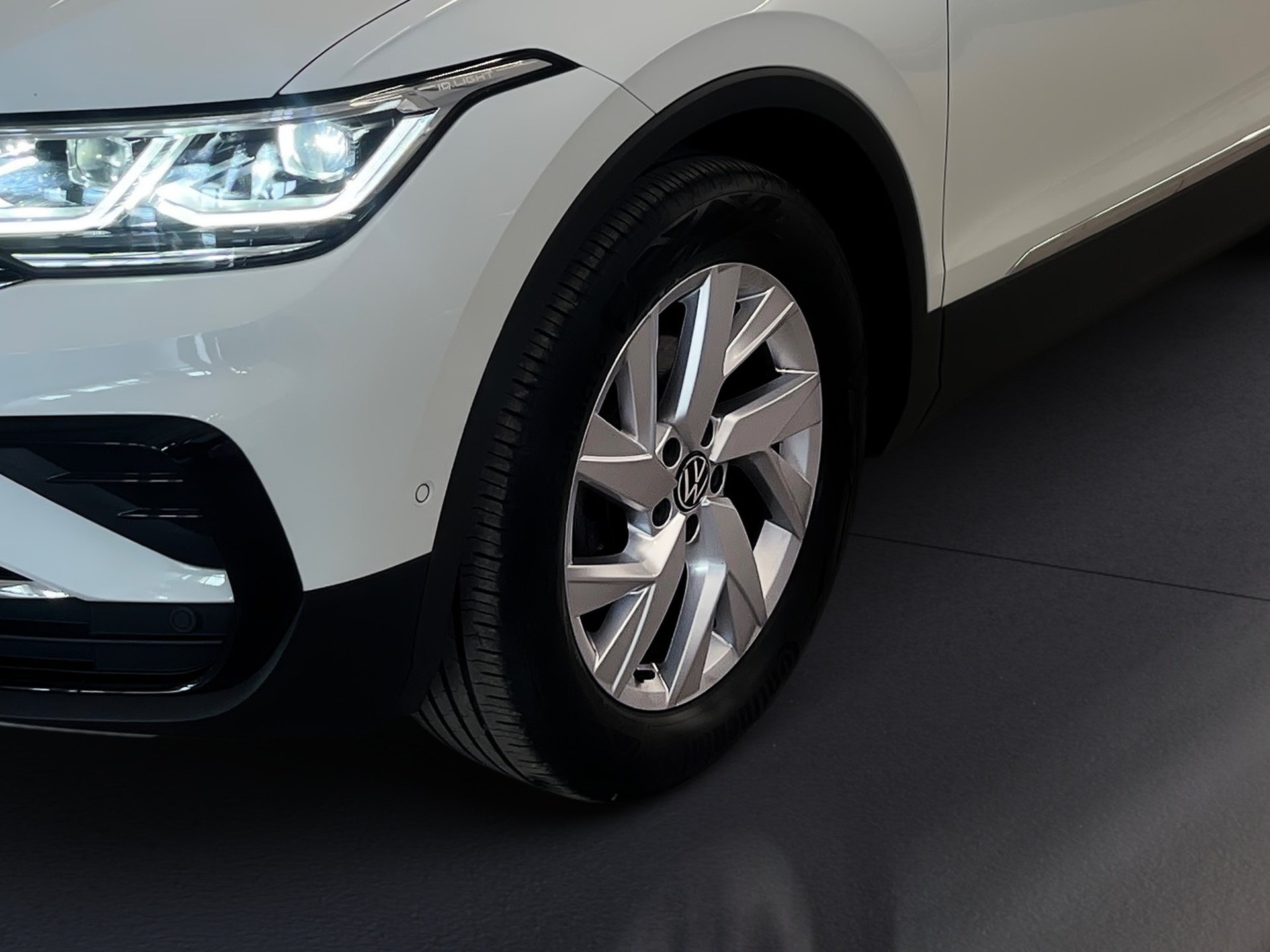Tiguan ELEGANCE TSI DSG+ALU 18+AHK+PANO+LED-MATRIX+RÜCKFAHRKAMERA+NAVI+TRAVEL A