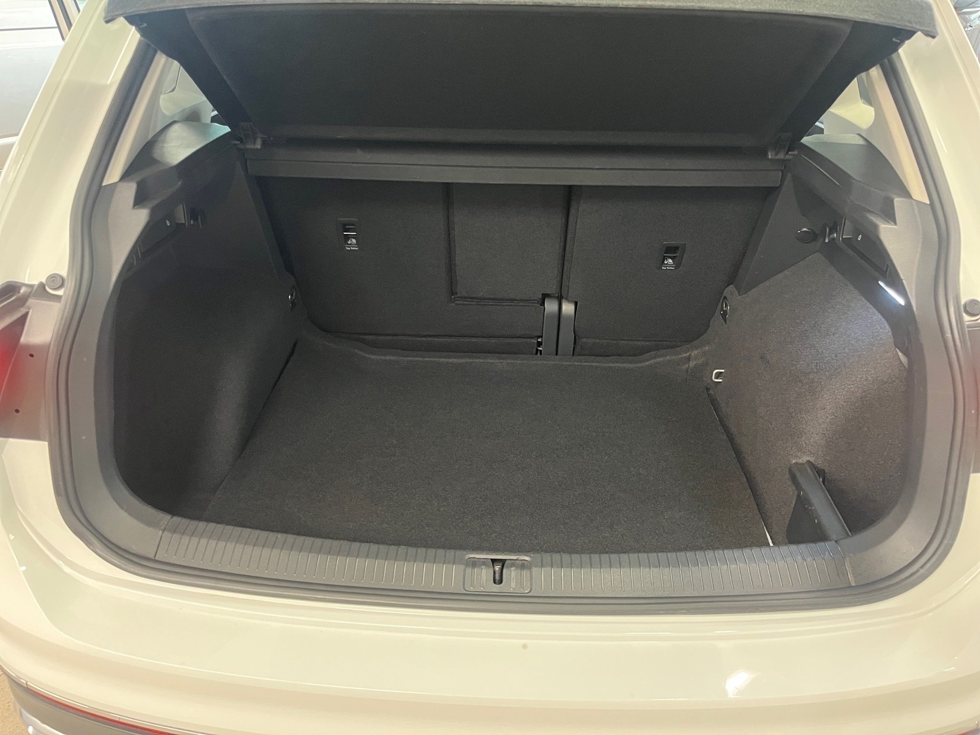 Tiguan ELEGANCE TSI DSG+ALU 18+AHK+PANO+LED-MATRIX+RÜCKFAHRKAMERA+NAVI+TRAVEL A