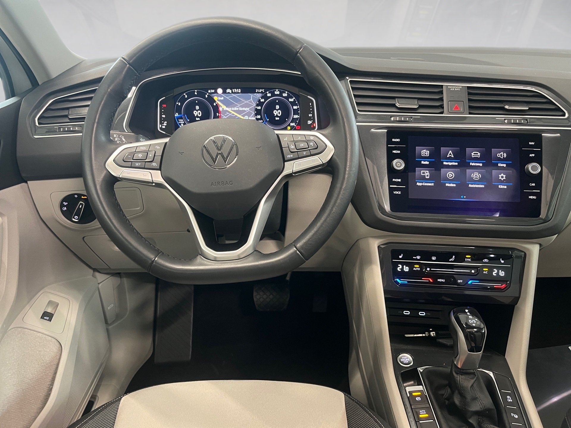 Tiguan ELEGANCE TSI DSG+ALU 18+AHK+PANO+LED-MATRIX+RÜCKFAHRKAMERA+NAVI+TRAVEL A