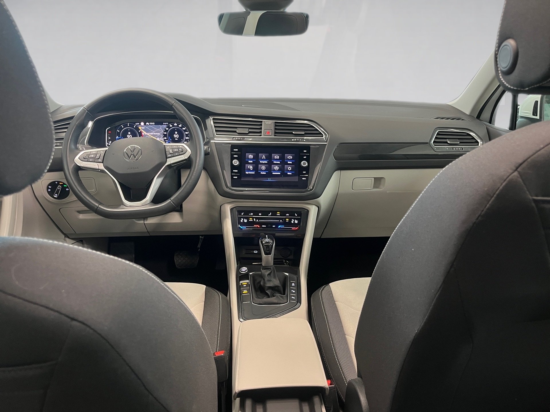 Tiguan ELEGANCE TSI DSG+ALU 18+AHK+PANO+LED-MATRIX+RÜCKFAHRKAMERA+NAVI+TRAVEL A