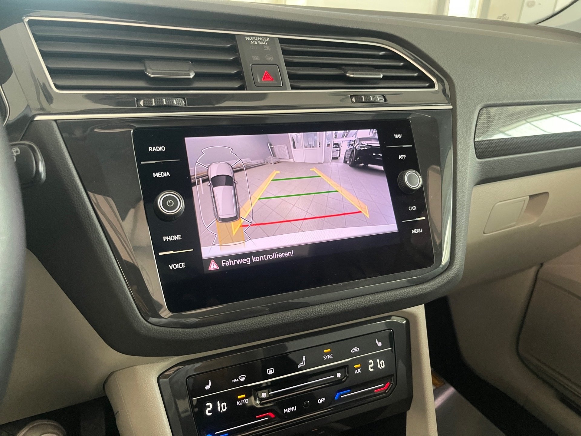 Tiguan ELEGANCE TSI DSG+ALU 18+AHK+PANO+LED-MATRIX+RÜCKFAHRKAMERA+NAVI+TRAVEL A