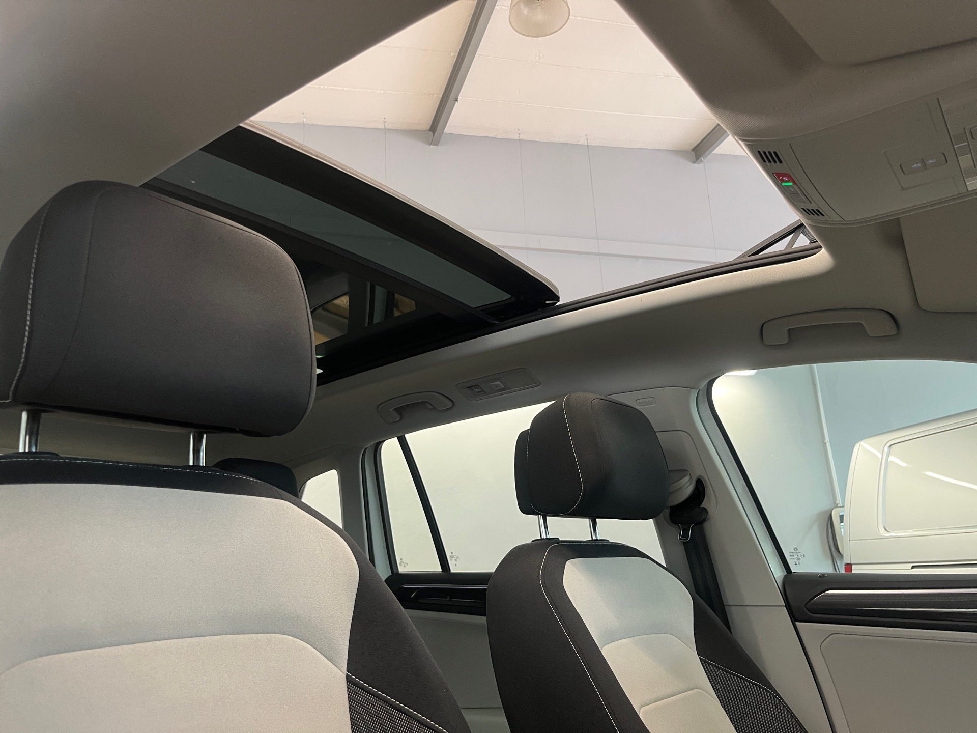 Tiguan ELEGANCE TSI DSG+ALU 18+AHK+PANO+LED-MATRIX+RÜCKFAHRKAMERA+NAVI+TRAVEL A