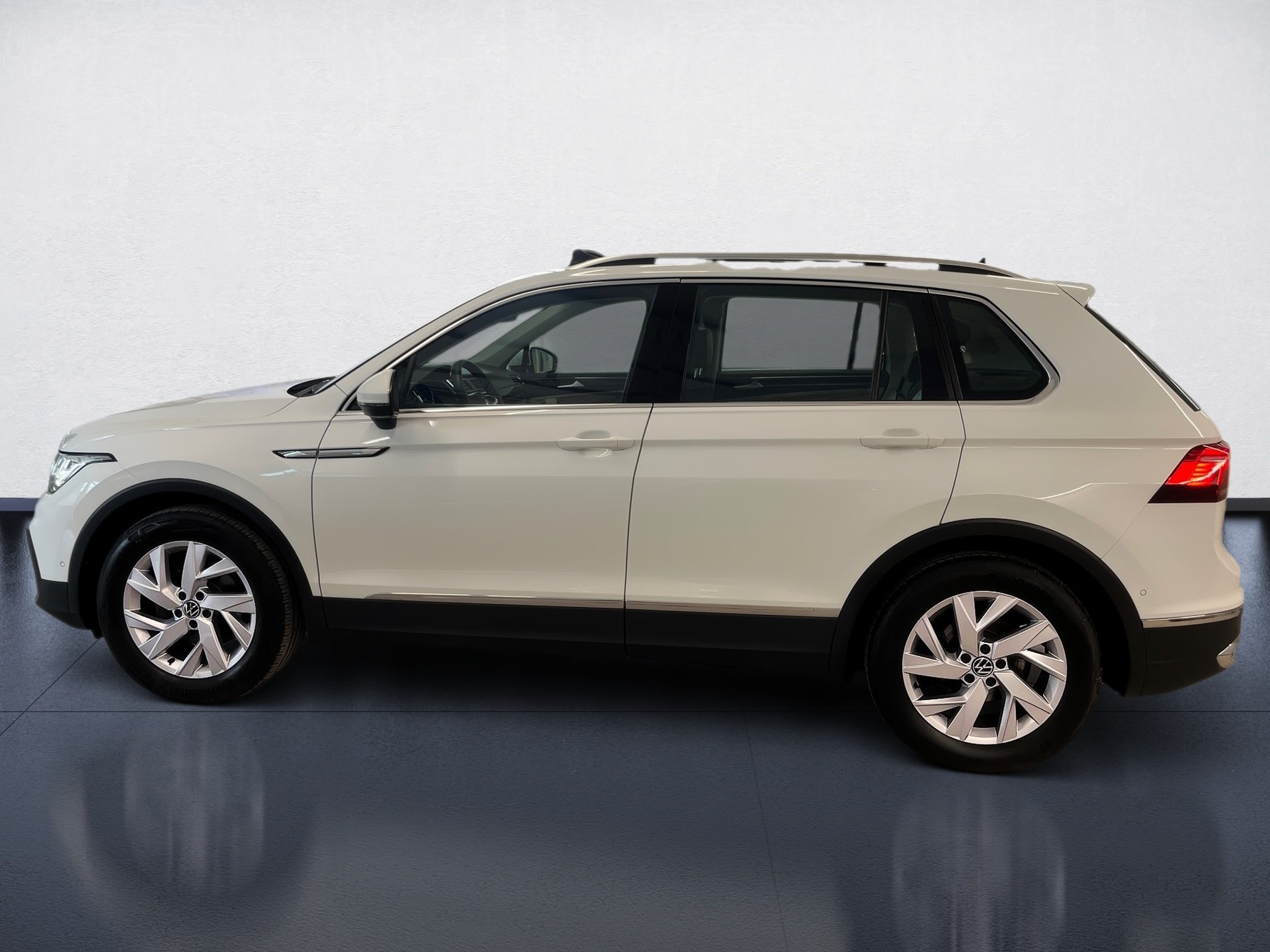 Tiguan ELEGANCE TSI DSG+ALU 18+AHK+PANO+LED-MATRIX+RÜCKFAHRKAMERA+NAVI+TRAVEL A