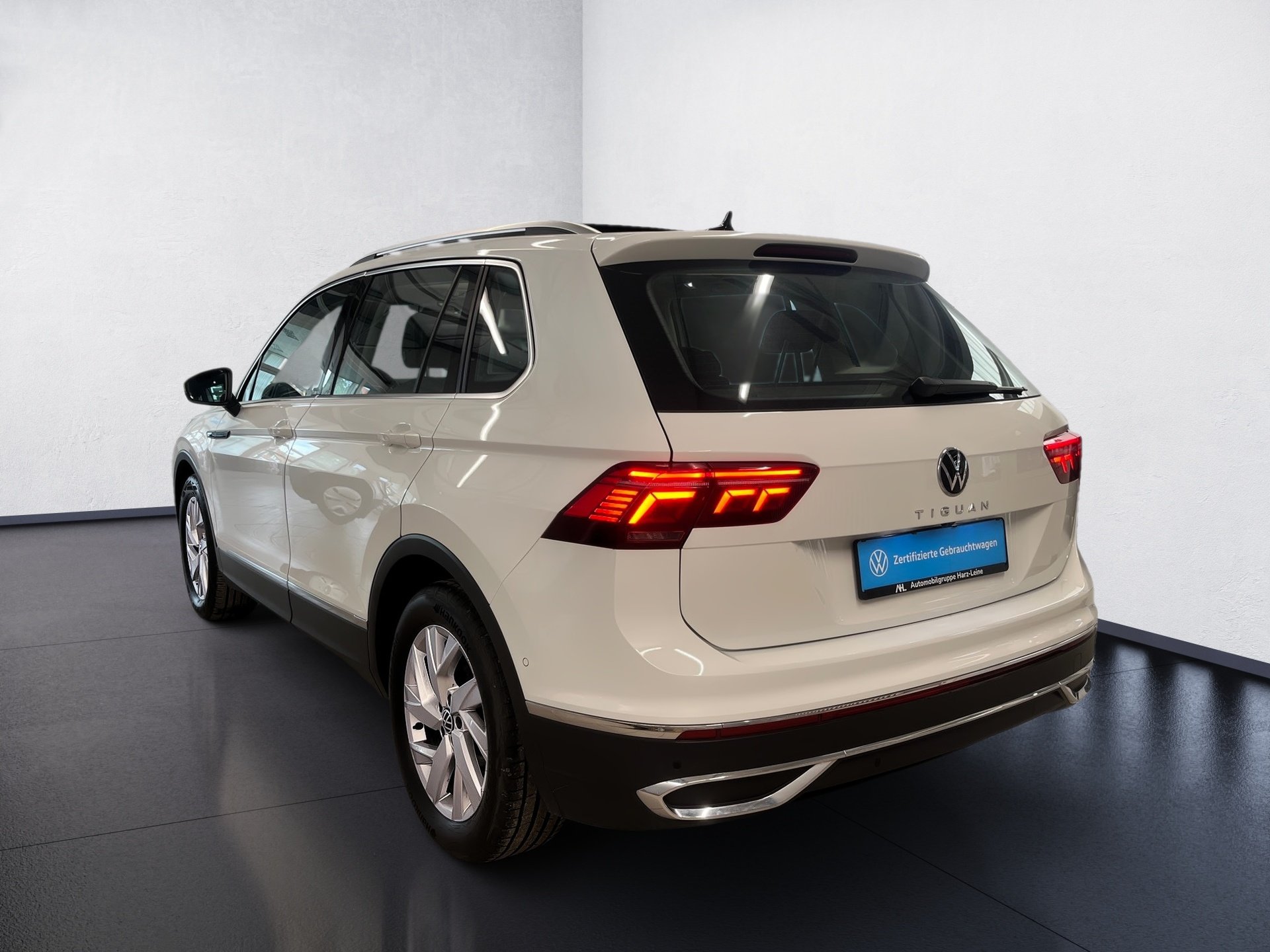 Tiguan ELEGANCE TSI DSG+ALU 18+AHK+PANO+LED-MATRIX+RÜCKFAHRKAMERA+NAVI+TRAVEL A