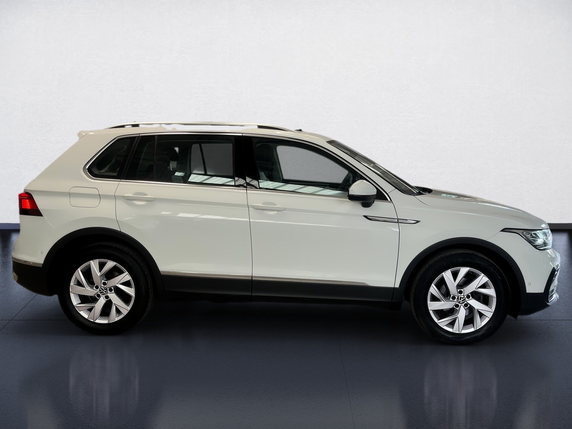 Tiguan ELEGANCE TSI DSG+ALU 18+AHK+PANO+LED-MATRIX+RÜCKFAHRKAMERA+NAVI+TRAVEL A
