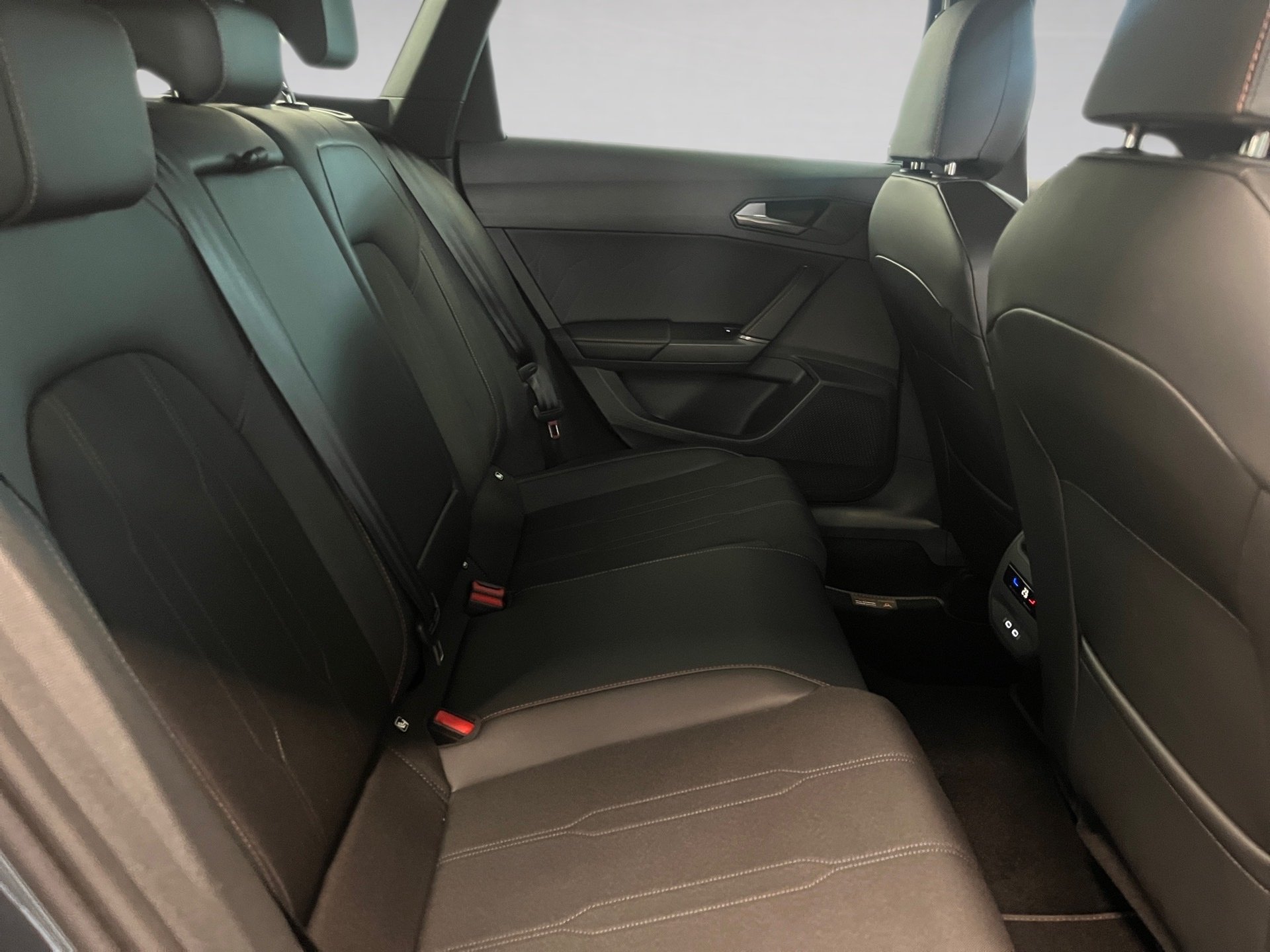 Leon Sportstourer eTSI DSG+ALU 18RÜCKFAHRKAMERA+KEYLESS+NAVI+PARK ASSIST+LED+ACC+KLIMA