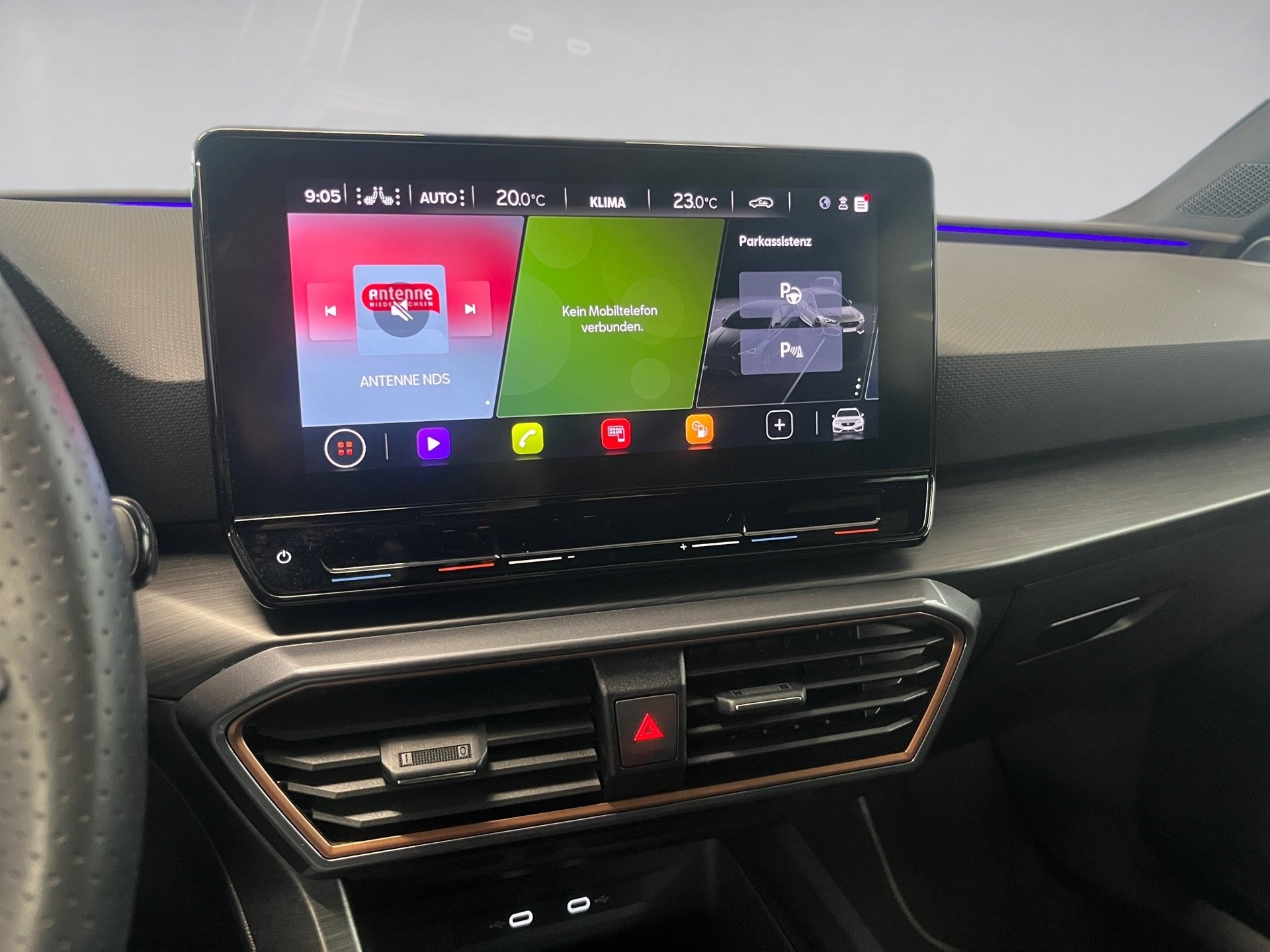 Leon Sportstourer eTSI DSG+ALU 18RÜCKFAHRKAMERA+KEYLESS+NAVI+PARK ASSIST+LED+ACC+KLIMA