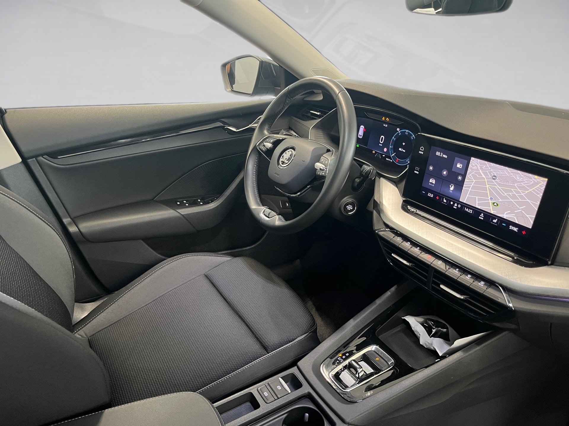 Octavia Combi TOUR TDI DSG+AHK+ALU 18+LED-MATRIX+NAVI+ACC+EINPARKHILFE+SMART LINK+KEYL