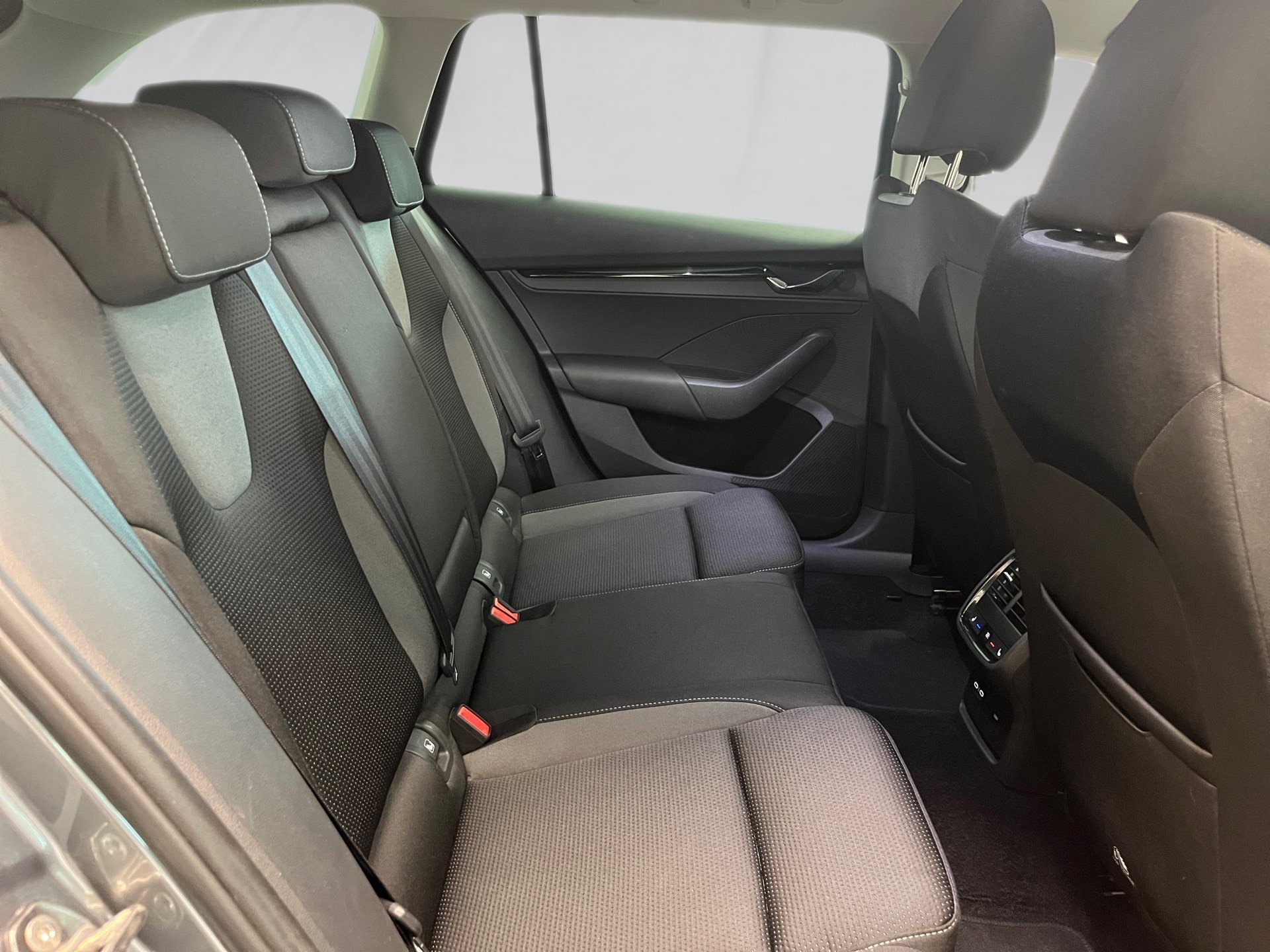 Octavia Combi TOUR TDI DSG+AHK+ALU 18+LED-MATRIX+NAVI+ACC+EINPARKHILFE+SMART LINK+KEYL