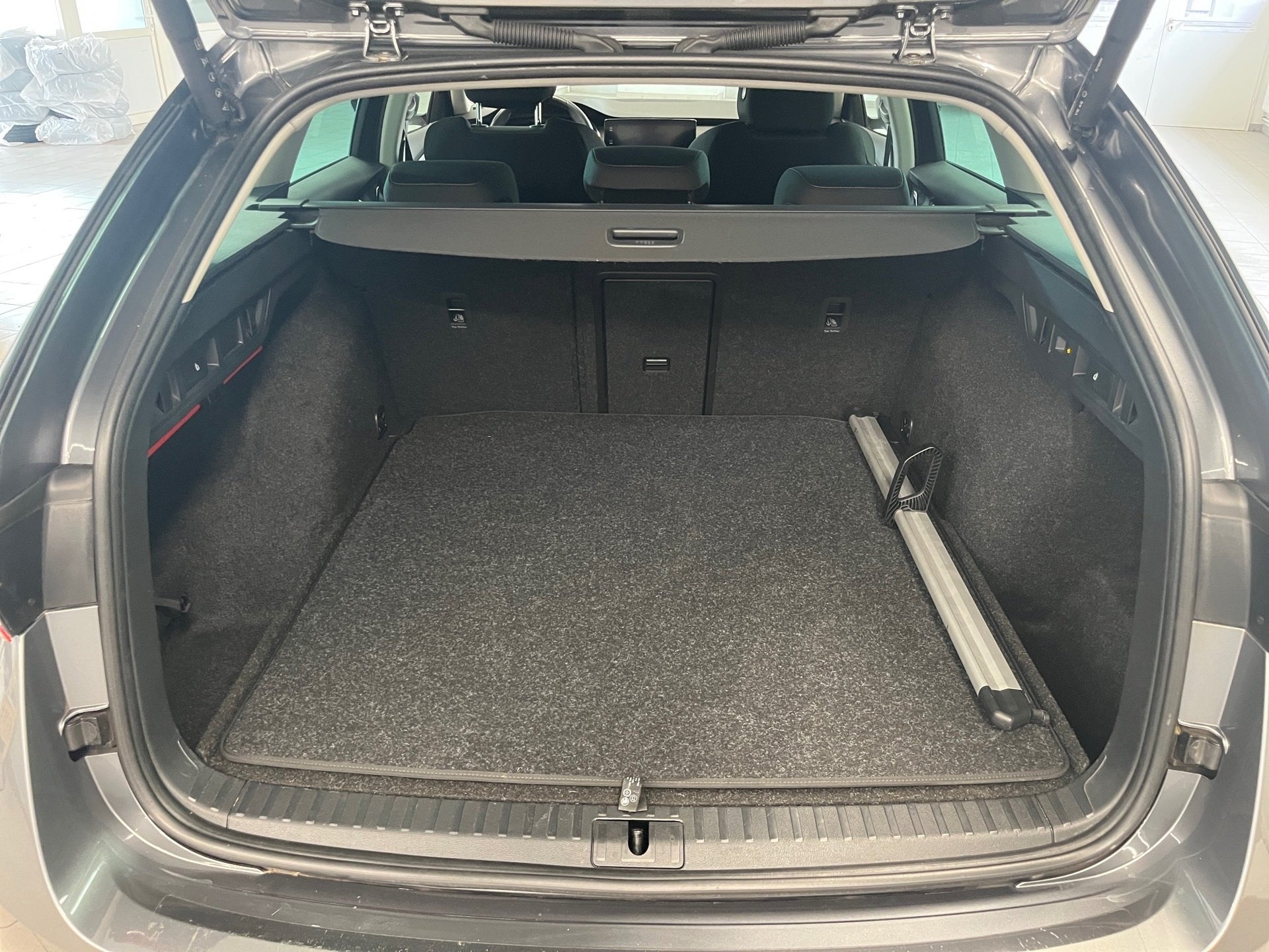 Octavia Combi TOUR TDI DSG+AHK+ALU 18+LED-MATRIX+NAVI+ACC+EINPARKHILFE+SMART LINK+KEYL