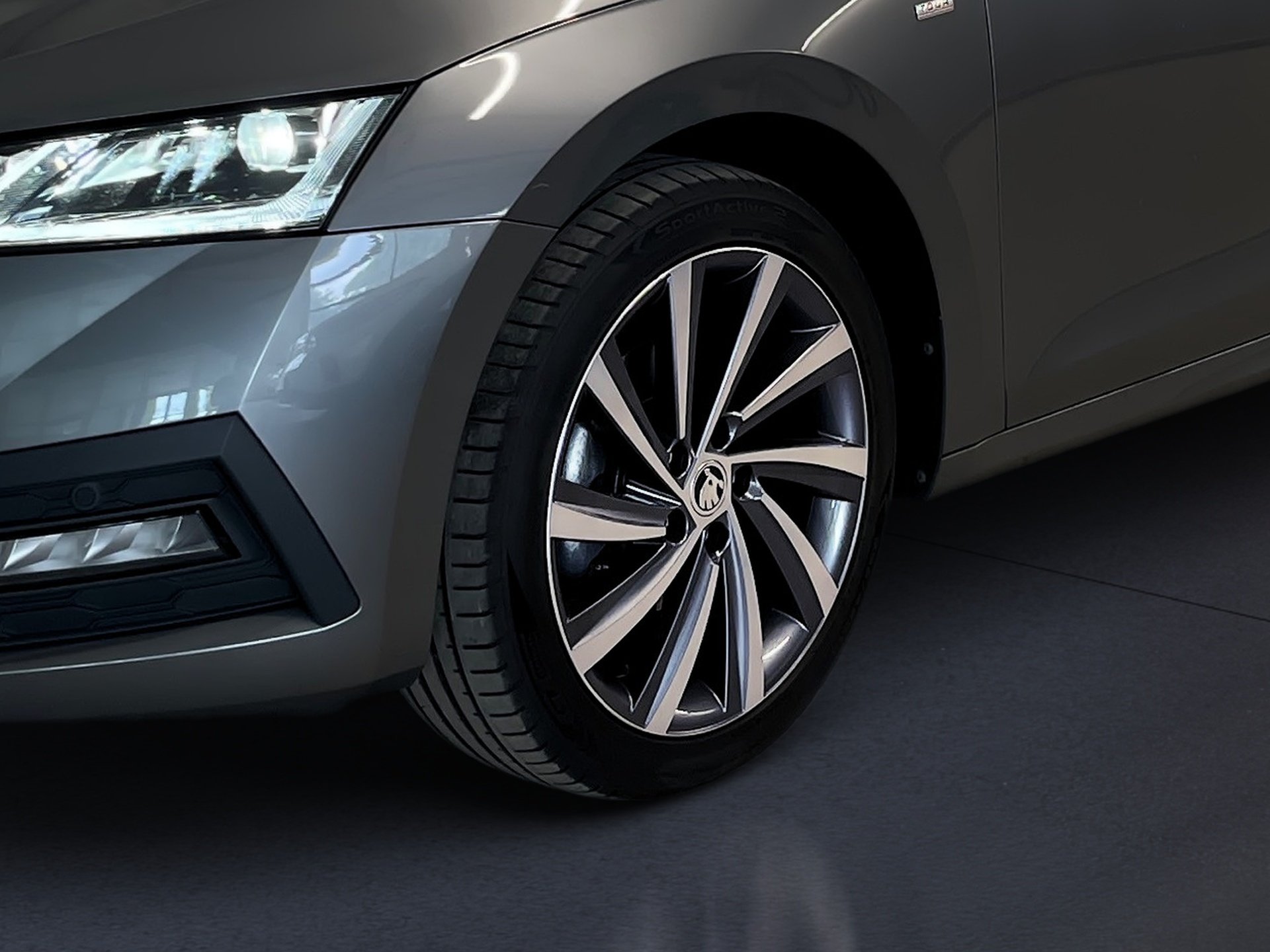 Octavia Combi TOUR TDI DSG+AHK+ALU 18+LED-MATRIX+NAVI+ACC+EINPARKHILFE+SMART LINK+KEYL