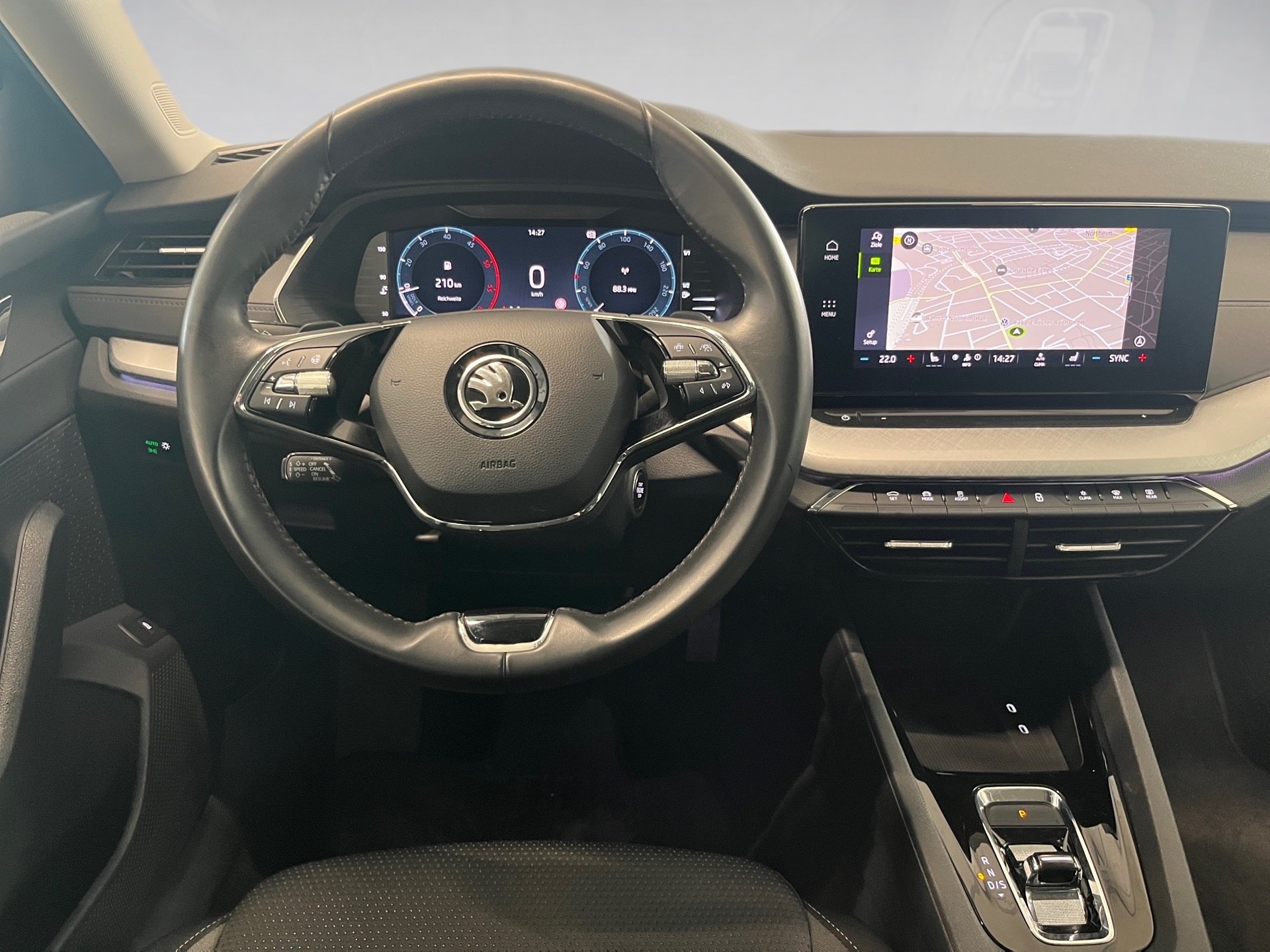 Octavia Combi TOUR TDI DSG+AHK+ALU 18+LED-MATRIX+NAVI+ACC+EINPARKHILFE+SMART LINK+KEYL