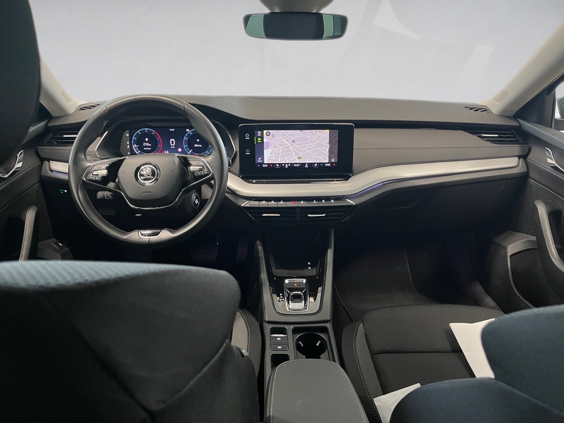 Octavia Combi TOUR TDI DSG+AHK+ALU 18+LED-MATRIX+NAVI+ACC+EINPARKHILFE+SMART LINK+KEYL
