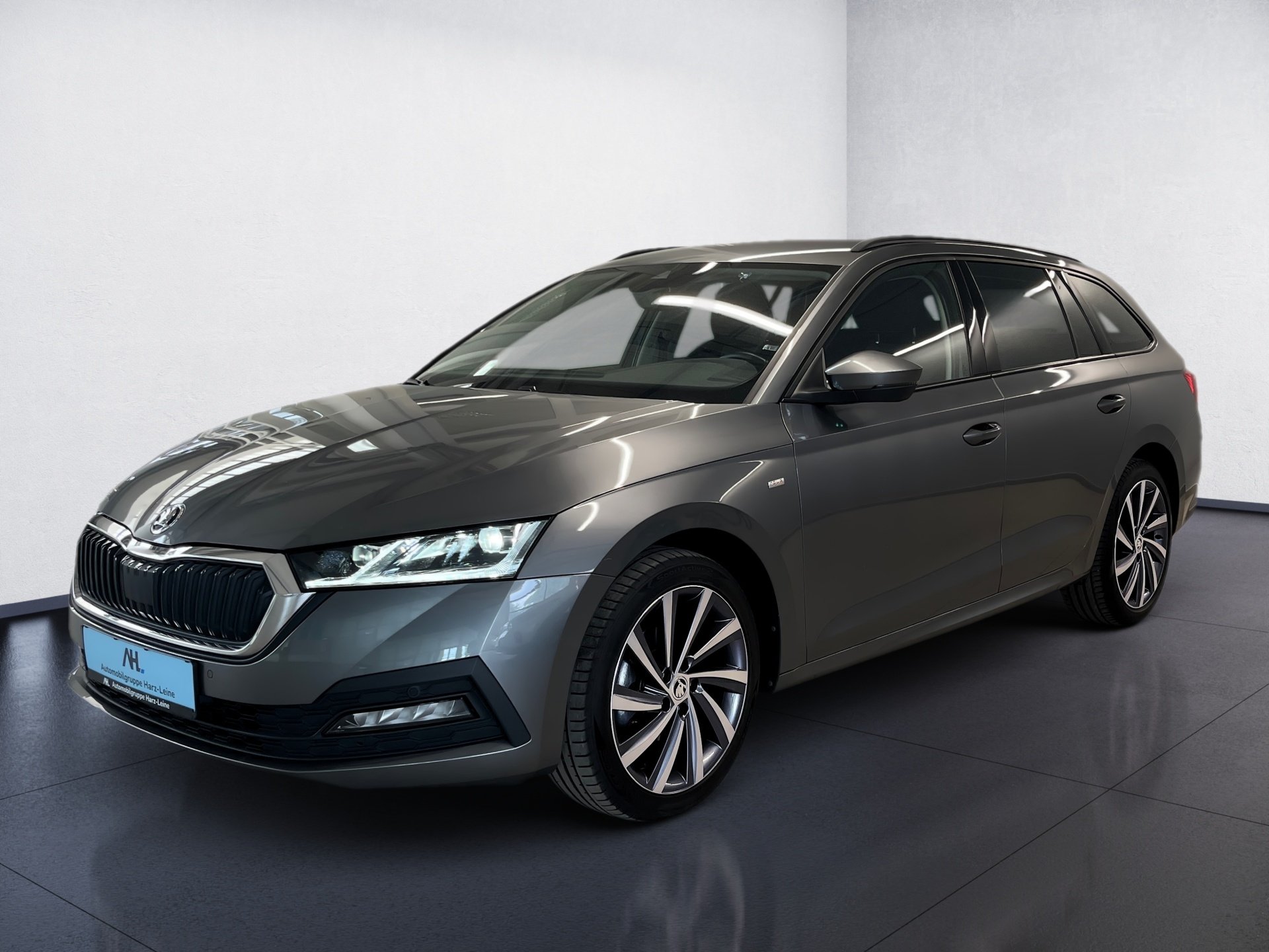 Octavia Combi TOUR TDI DSG+AHK+ALU 18+LED-MATRIX+NAVI+ACC+EINPARKHILFE+SMART LINK+KEYL