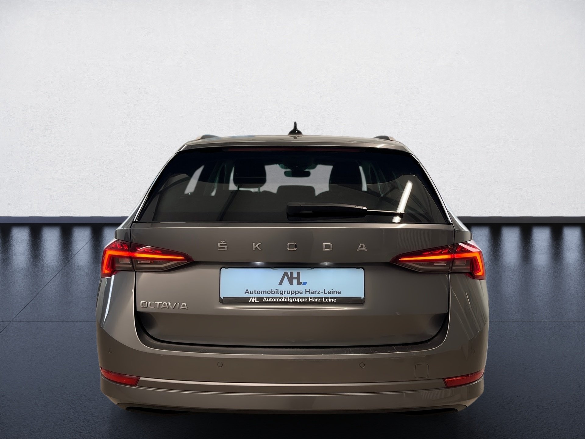 Octavia Combi TOUR TDI DSG+AHK+ALU 18+LED-MATRIX+NAVI+ACC+EINPARKHILFE+SMART LINK+KEYL