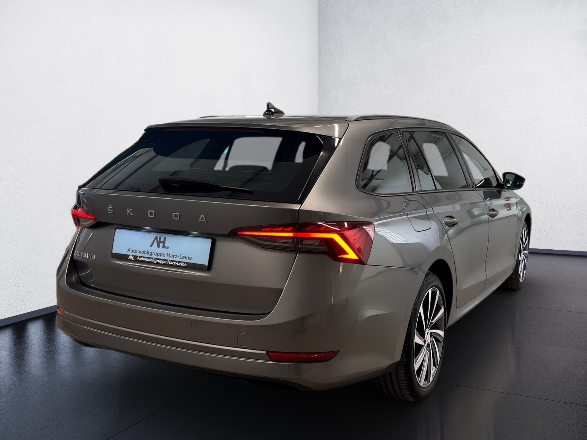 Octavia Combi TOUR TDI DSG+AHK+ALU 18+LED-MATRIX+NAVI+ACC+EINPARKHILFE+SMART LINK+KEYL