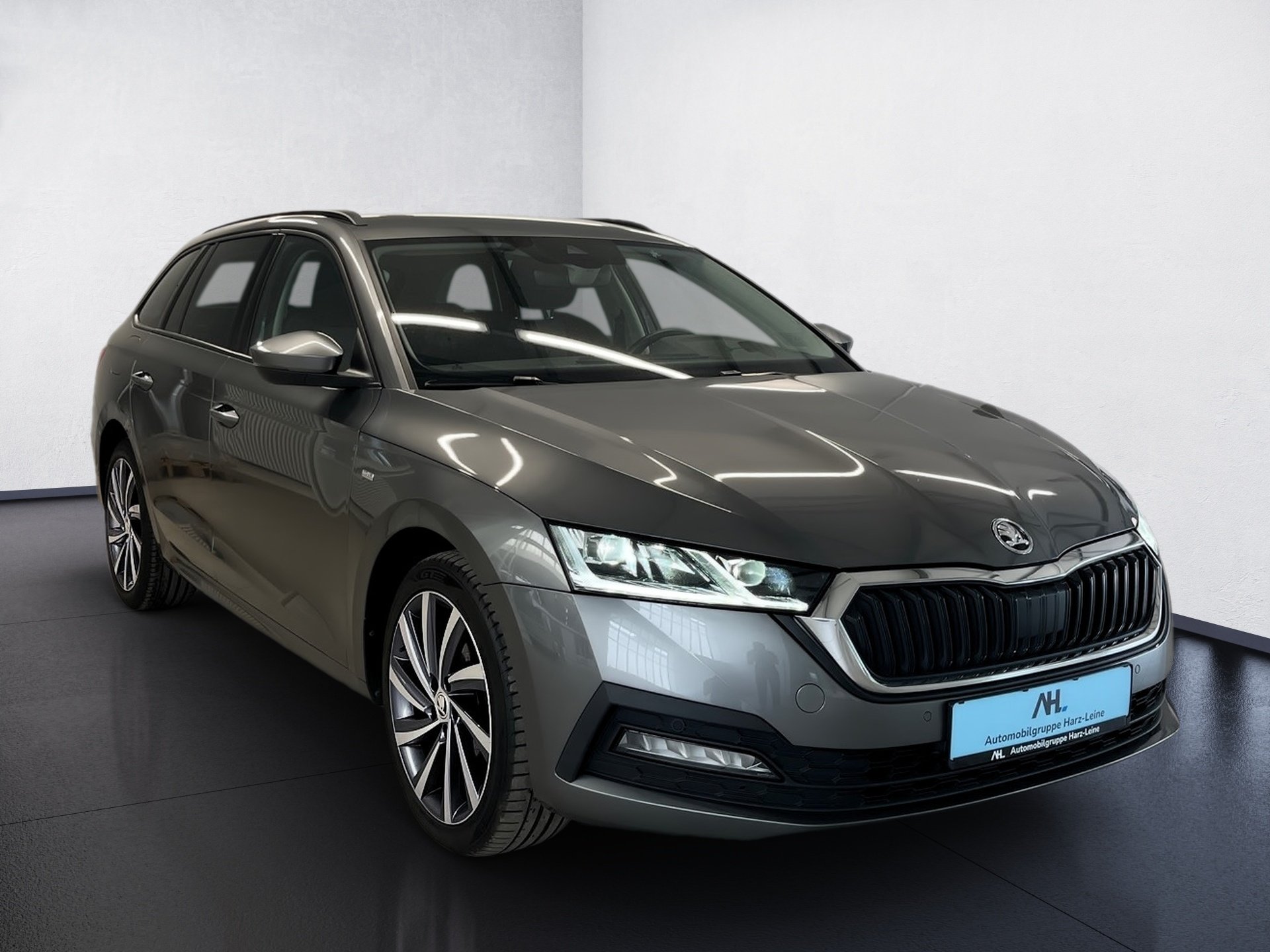 Octavia Combi TOUR TDI DSG+AHK+ALU 18+LED-MATRIX+NAVI+ACC+EINPARKHILFE+SMART LINK+KEYL