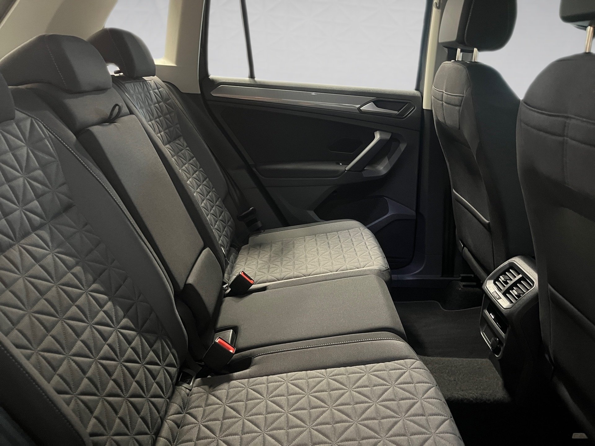 Tiguan LIFE TSI DSG+AHK+ALU 18+TRVAL ASSIST+NAVI+RÜCKFAHRKAMERA+LED+CARGO-PAKET