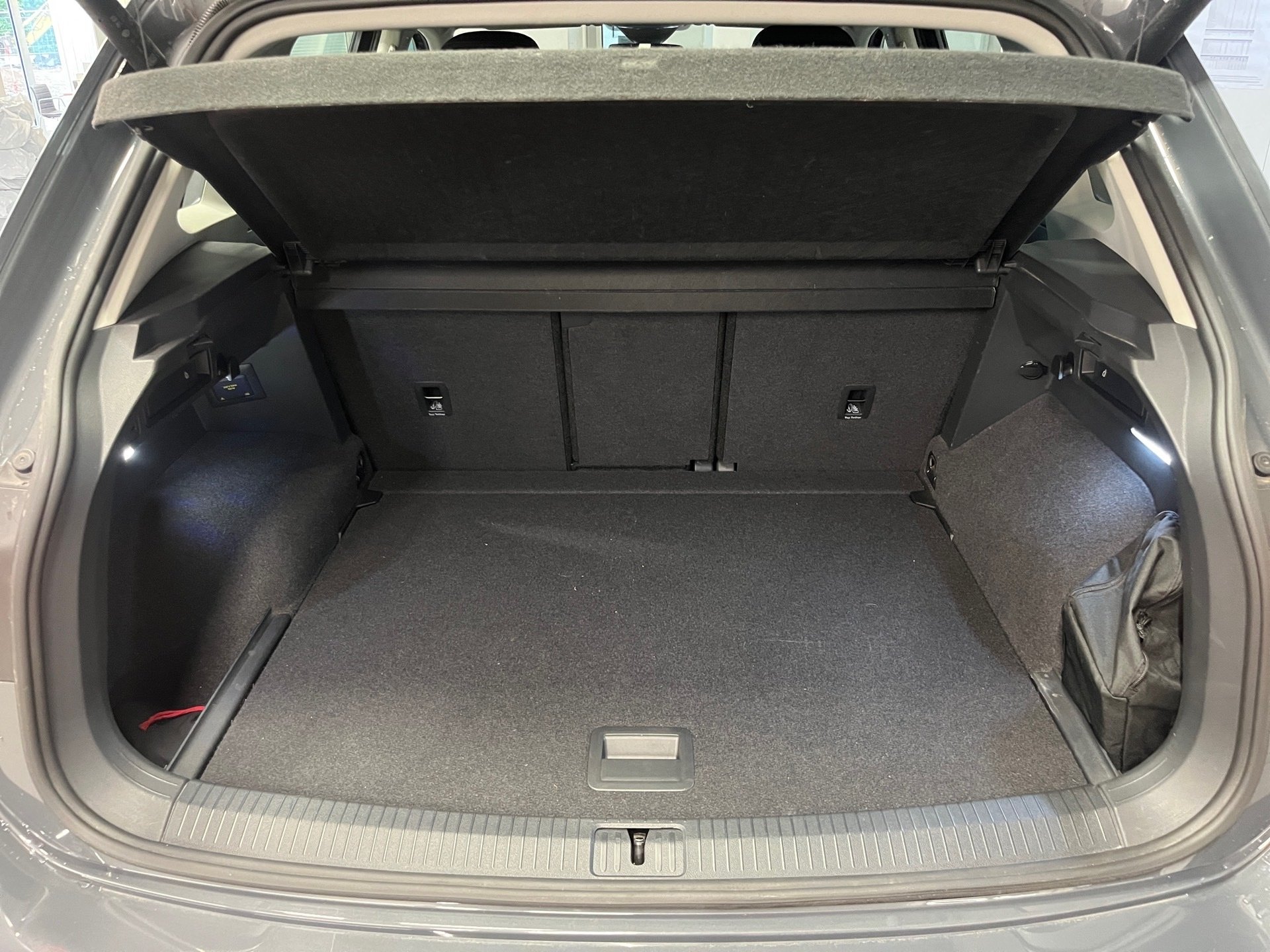 Tiguan LIFE TSI DSG+AHK+ALU 18+TRVAL ASSIST+NAVI+RÜCKFAHRKAMERA+LED+CARGO-PAKET