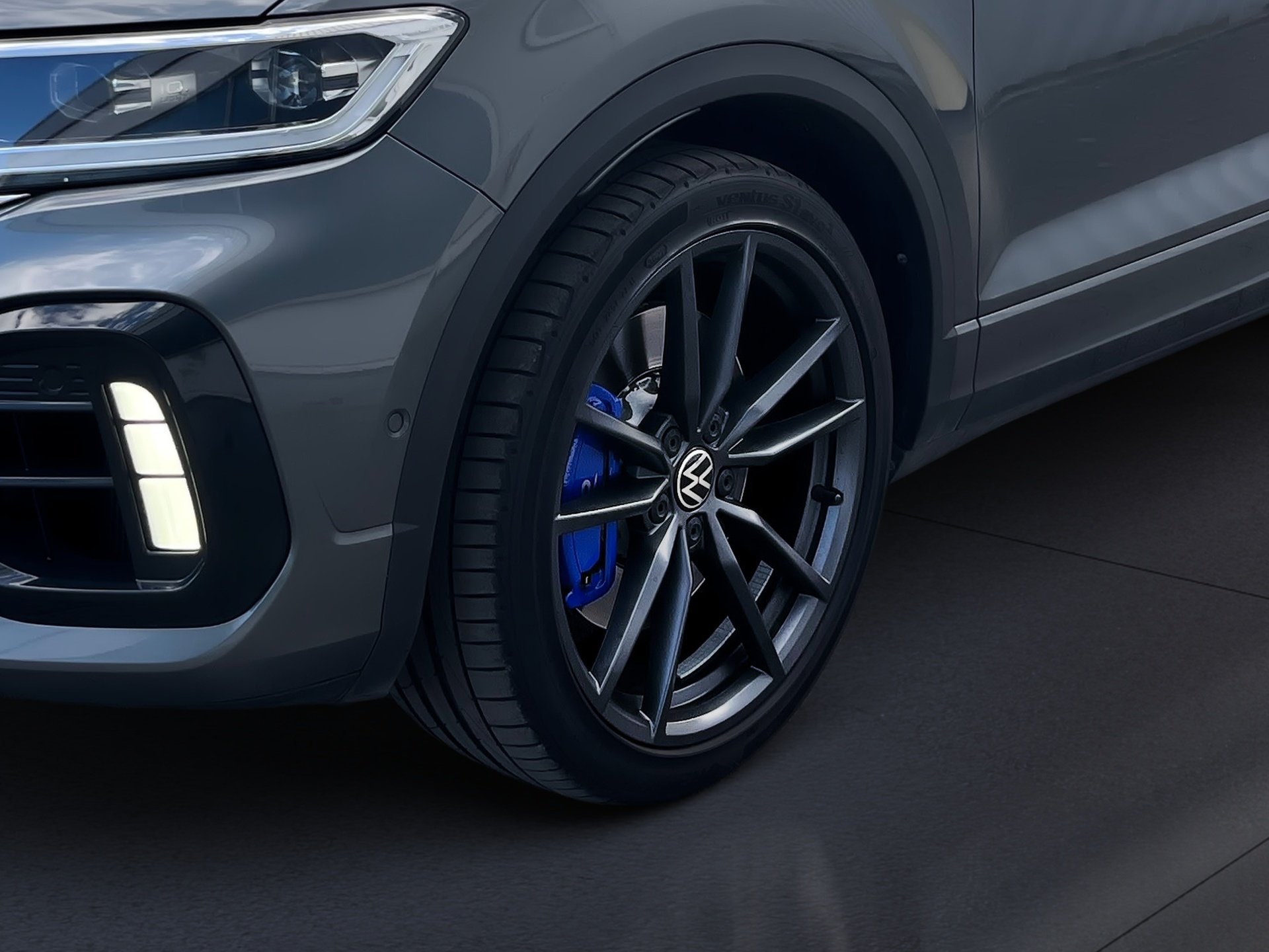 T-Roc R TSI DSG 4MOTION+ALU 19+DCC+AKRAPOVIC+LED-MATRIX+NAVI PRO+BEATS AUDIO