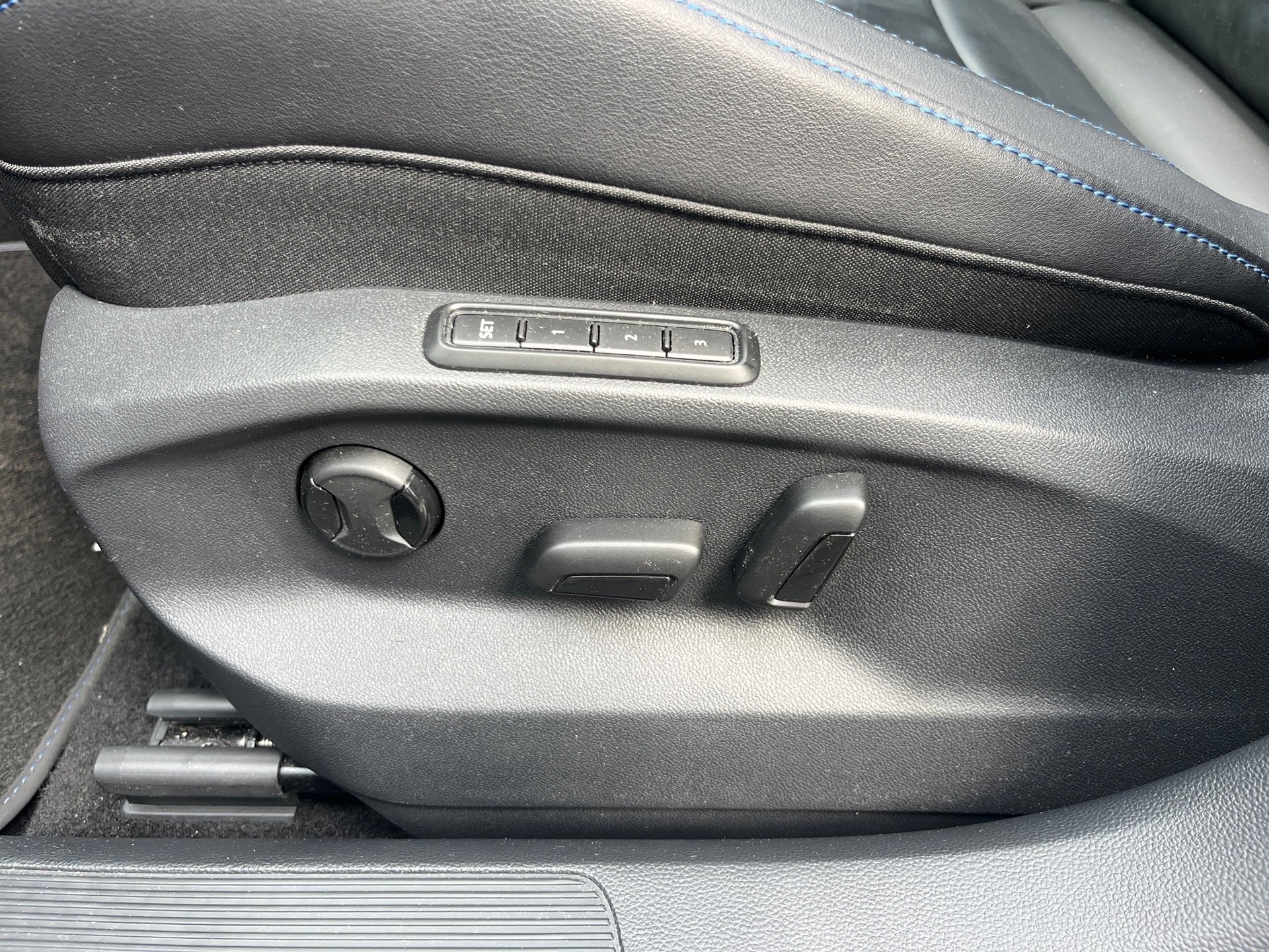 T-Roc R TSI DSG 4MOTION+ALU 19+DCC+AKRAPOVIC+LED-MATRIX+NAVI PRO+BEATS AUDIO