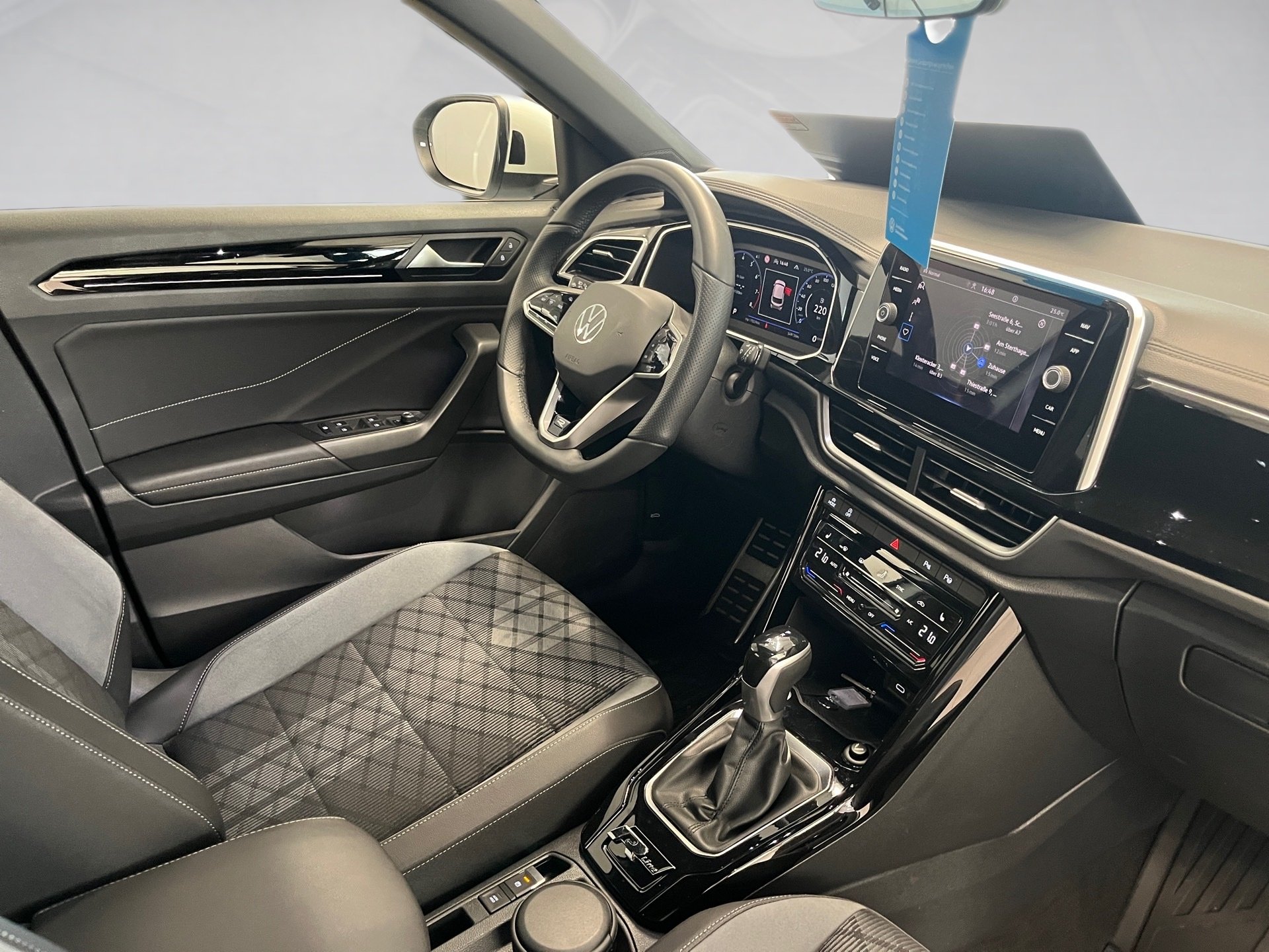 T-Roc R-LINE TSI DSG+AHK+ALU 18+TRAVEL ASSIST+RÜCKFAHRKAMER+NAVI+LED-PLUS+PARK