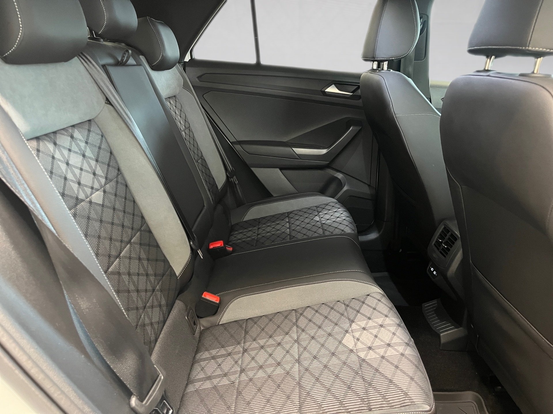 T-Roc R-LINE TSI DSG+AHK+ALU 18+TRAVEL ASSIST+RÜCKFAHRKAMER+NAVI+LED-PLUS+PARK