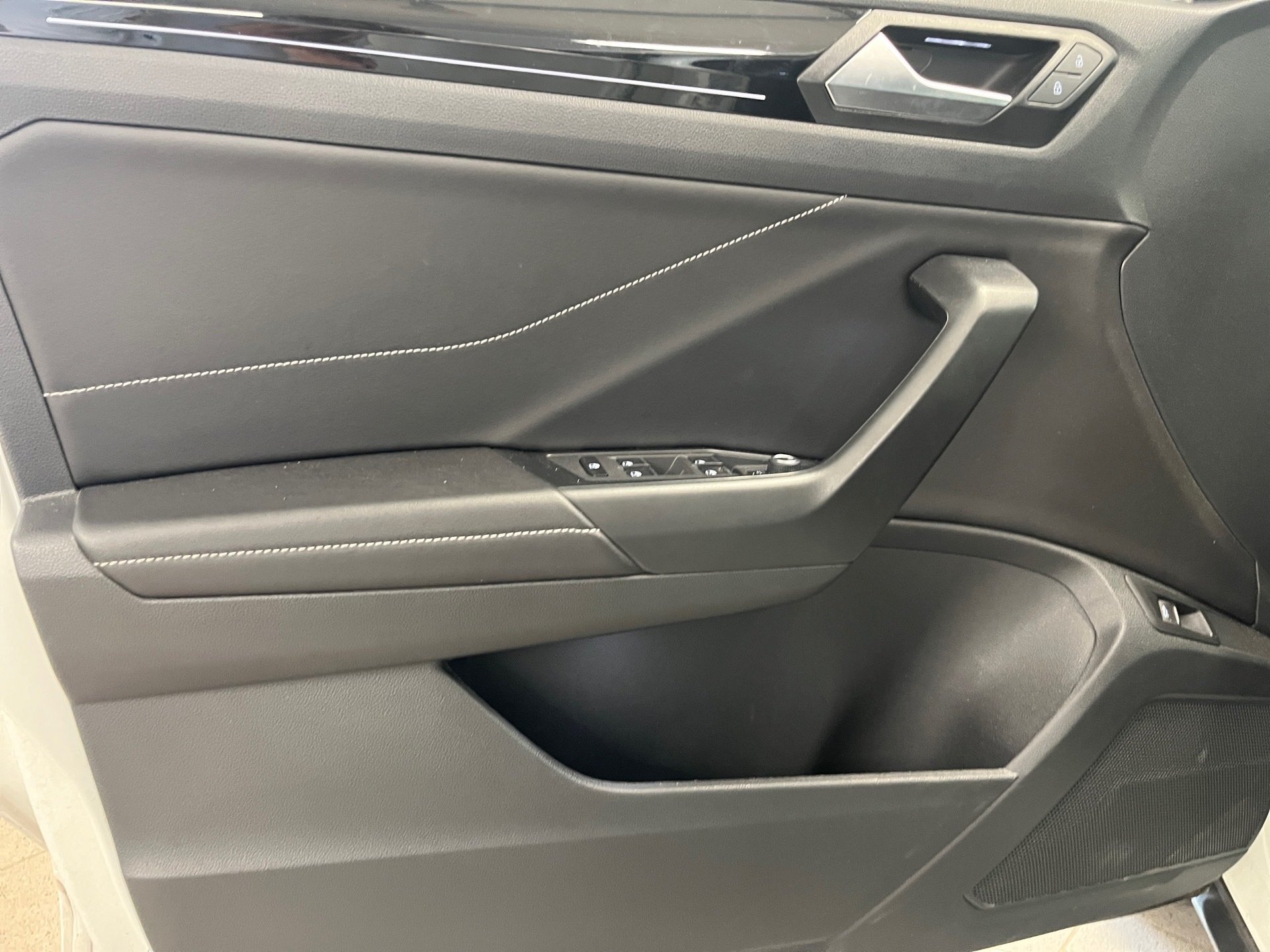 T-Roc R-LINE TSI DSG+AHK+ALU 18+TRAVEL ASSIST+RÜCKFAHRKAMER+NAVI+LED-PLUS+PARK