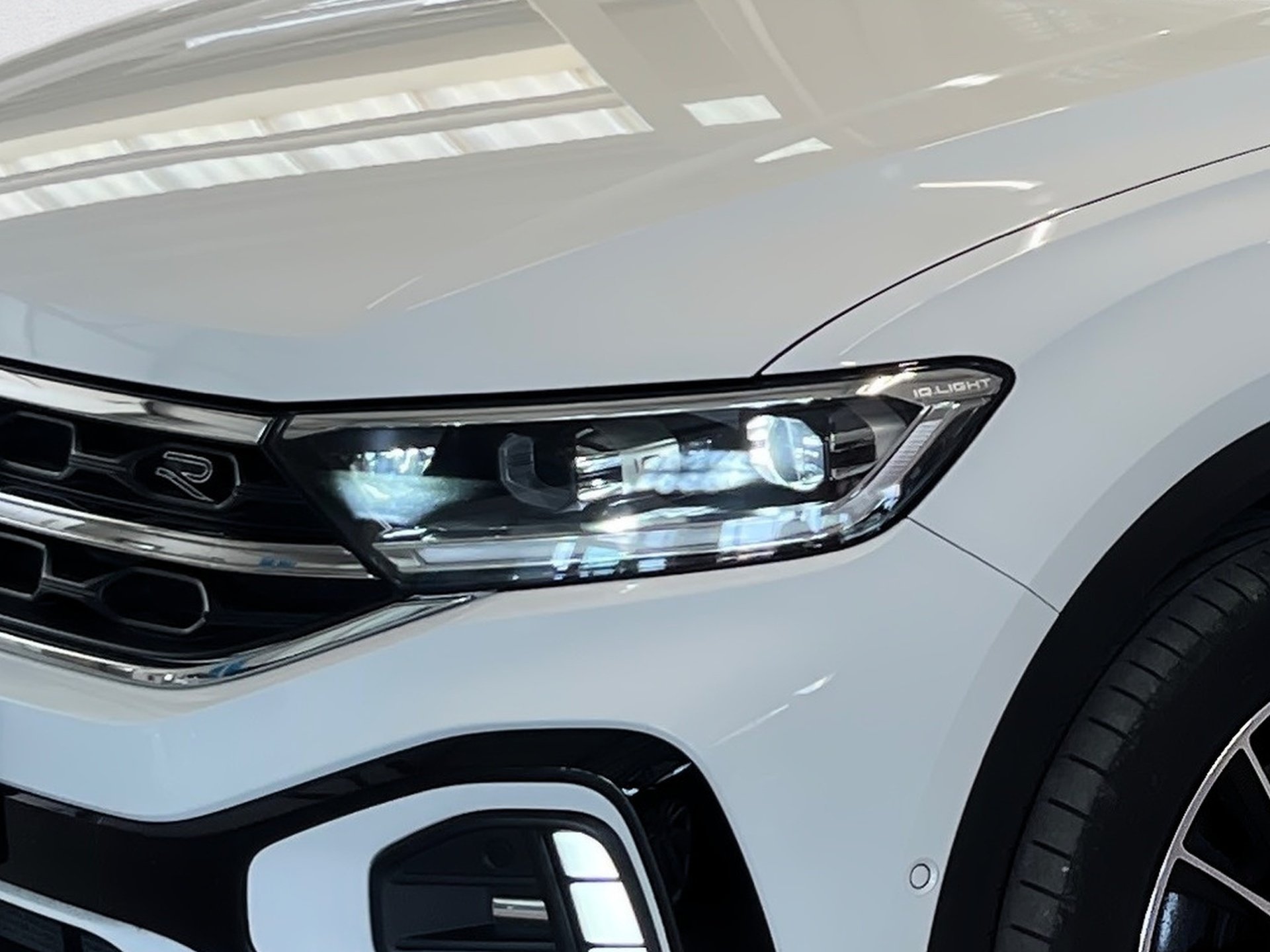 T-Roc R-LINE TSI DSG+AHK+ALU 18+TRAVEL ASSIST+RÜCKFAHRKAMER+NAVI+LED-PLUS+PARK