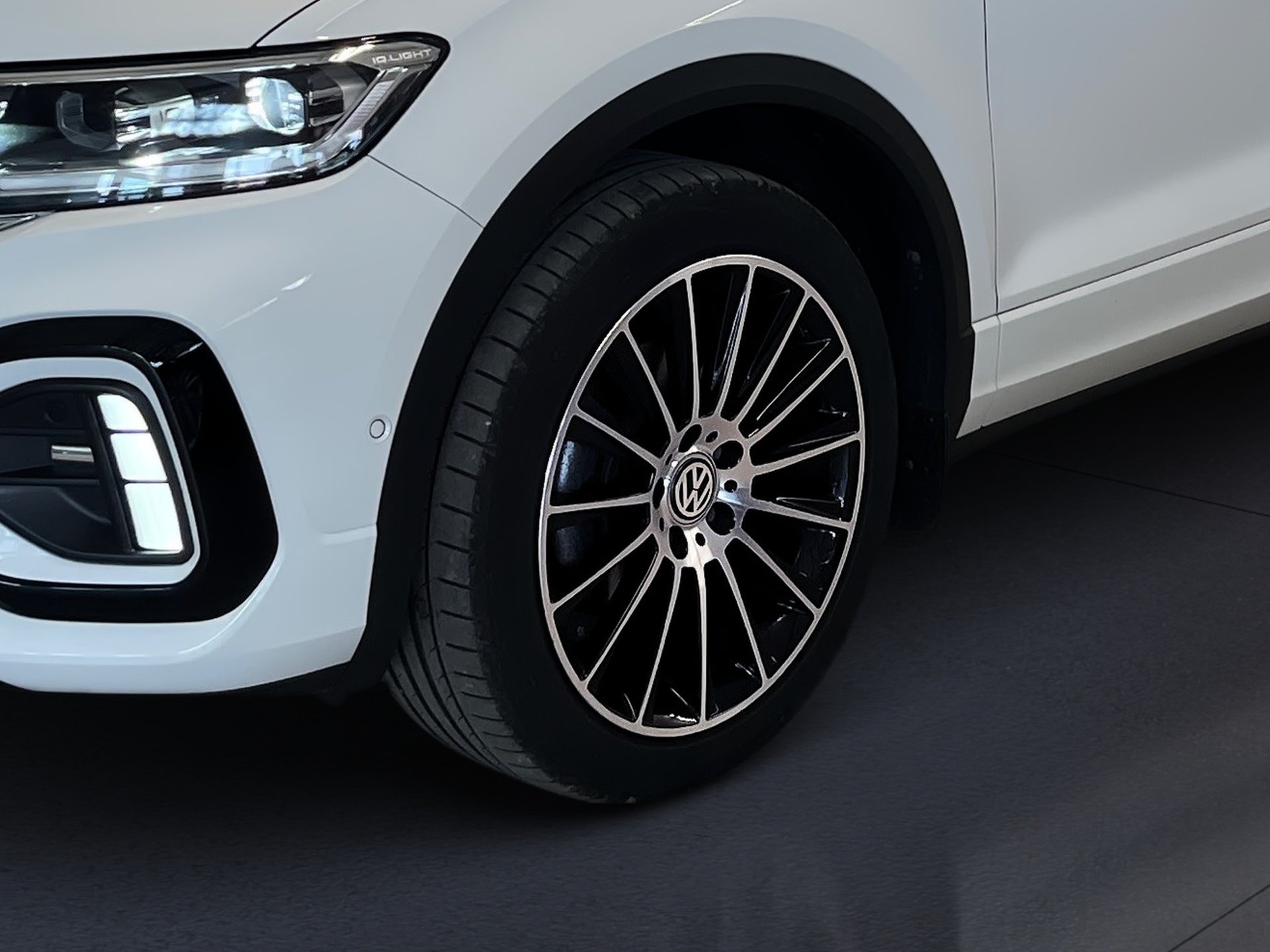 T-Roc R-LINE TSI DSG+AHK+ALU 18+TRAVEL ASSIST+RÜCKFAHRKAMER+NAVI+LED-PLUS+PARK