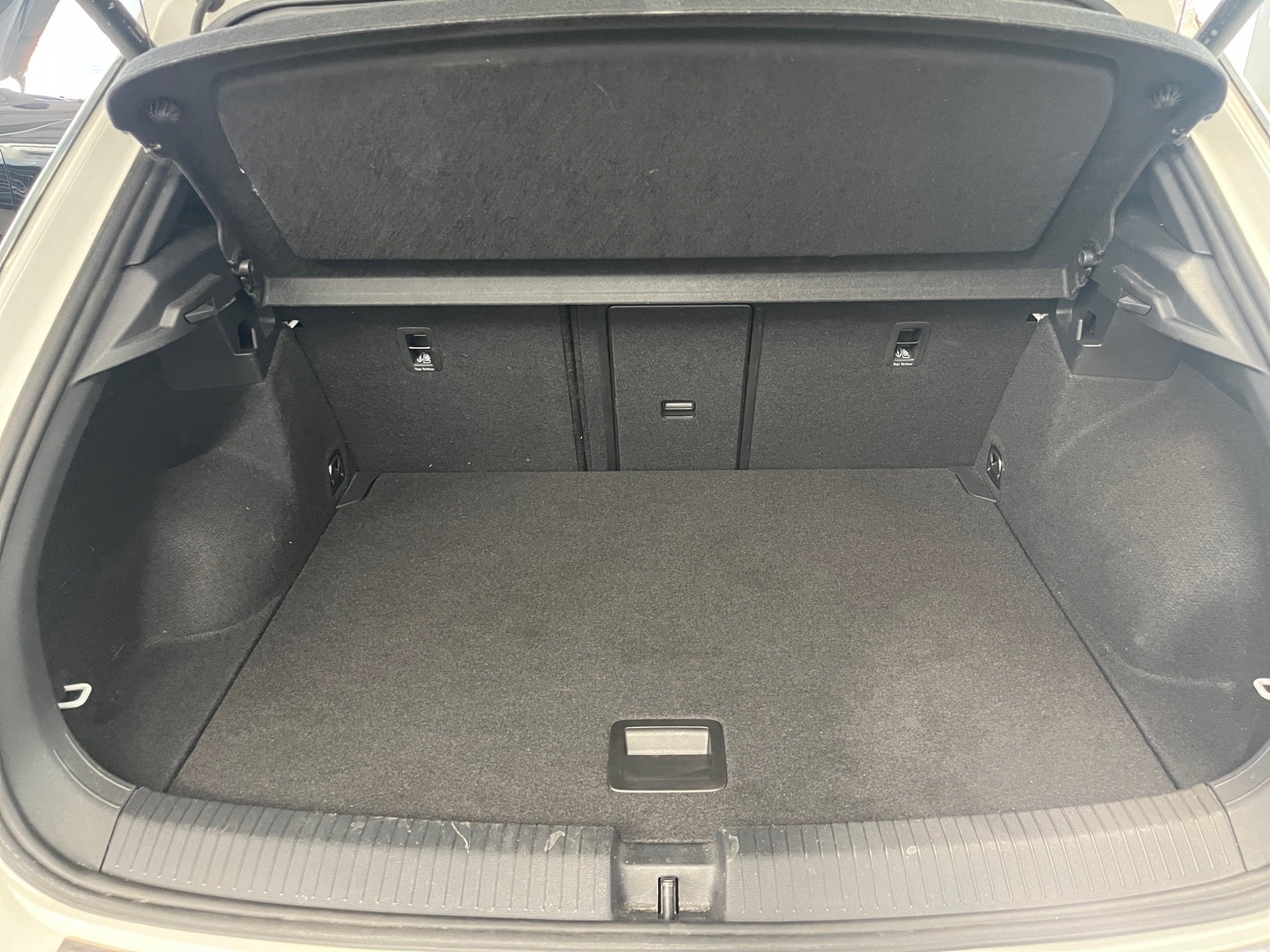 T-Roc R-LINE TSI DSG+AHK+ALU 18+TRAVEL ASSIST+RÜCKFAHRKAMER+NAVI+LED-PLUS+PARK