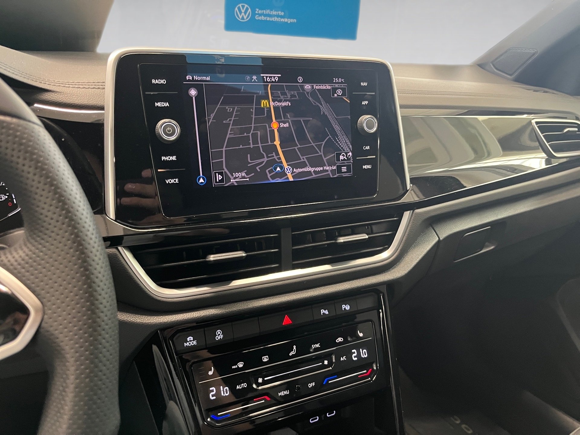 T-Roc R-LINE TSI DSG+AHK+ALU 18+TRAVEL ASSIST+RÜCKFAHRKAMER+NAVI+LED-PLUS+PARK