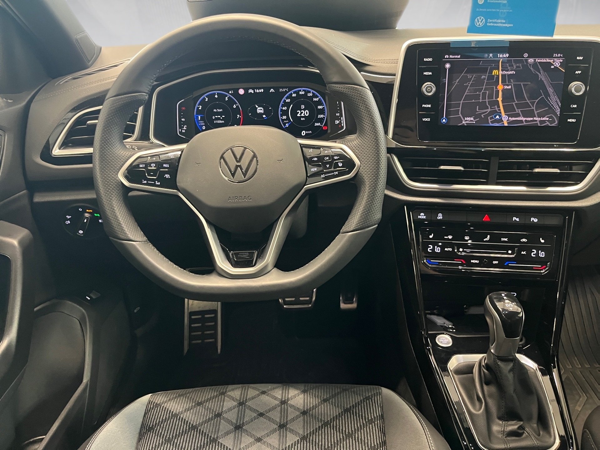 T-Roc R-LINE TSI DSG+AHK+ALU 18+TRAVEL ASSIST+RÜCKFAHRKAMER+NAVI+LED-PLUS+PARK