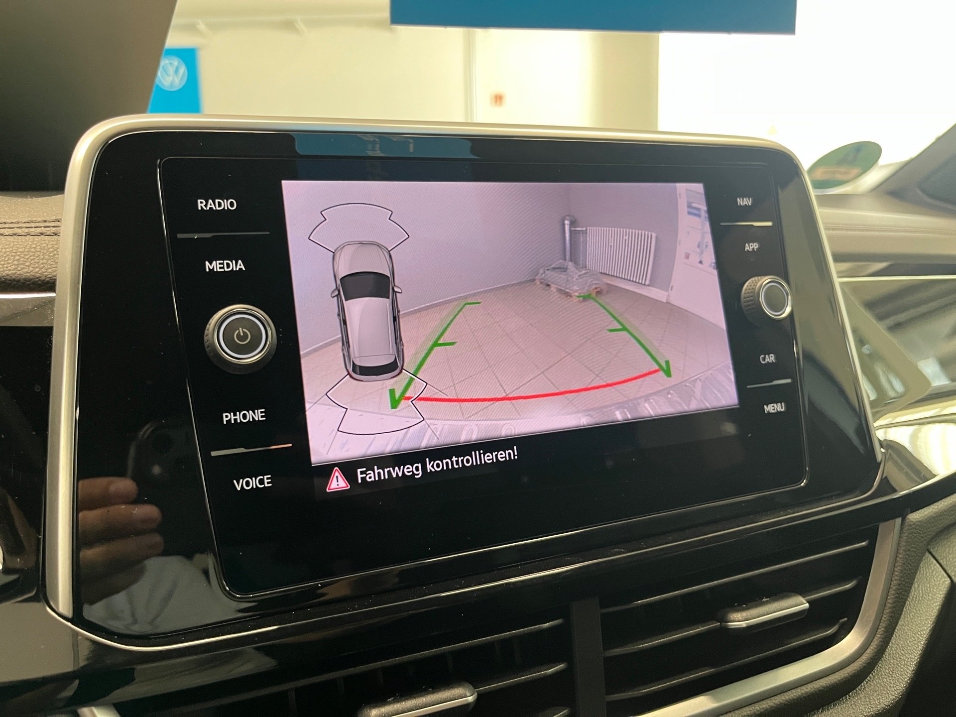 T-Roc R-LINE TSI DSG+AHK+ALU 18+TRAVEL ASSIST+RÜCKFAHRKAMER+NAVI+LED-PLUS+PARK