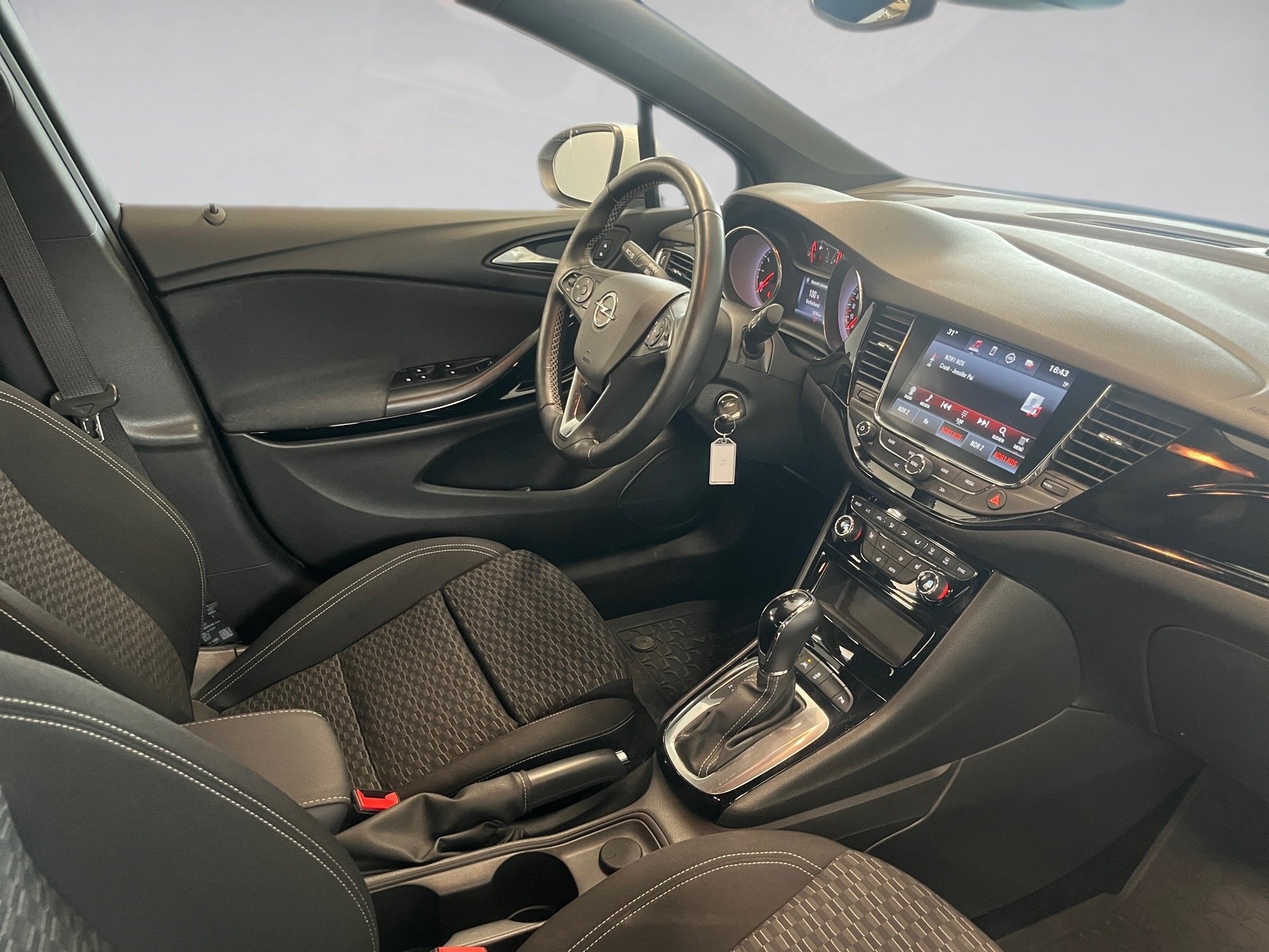 Astra DYNAMIC+ALU 16+NAVI+LED-MATRIX+EINPARKHILFE+RADIO+KLIMA+SITZHEIZUNG