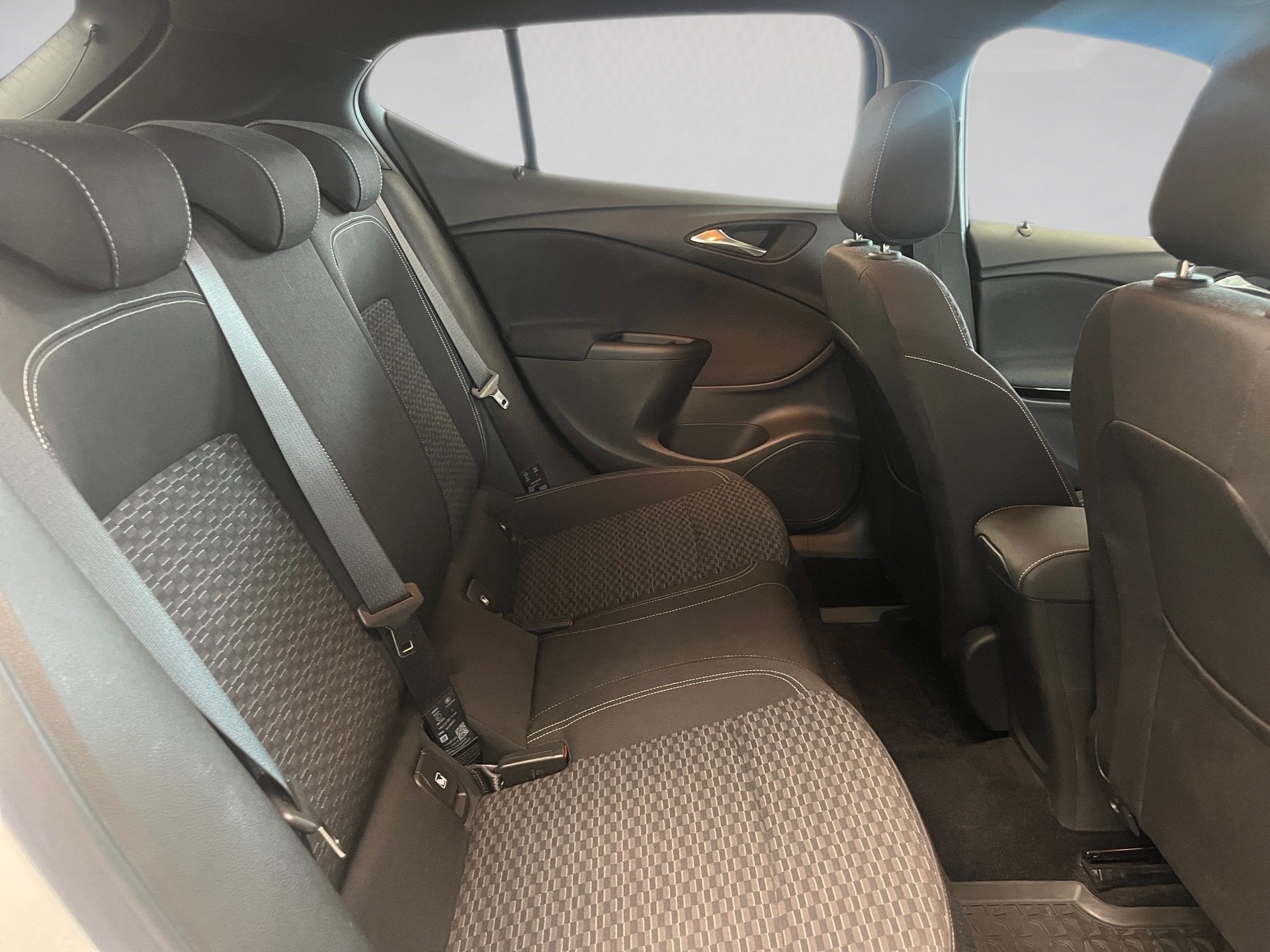 Astra DYNAMIC+ALU 16+NAVI+LED-MATRIX+EINPARKHILFE+RADIO+KLIMA+SITZHEIZUNG