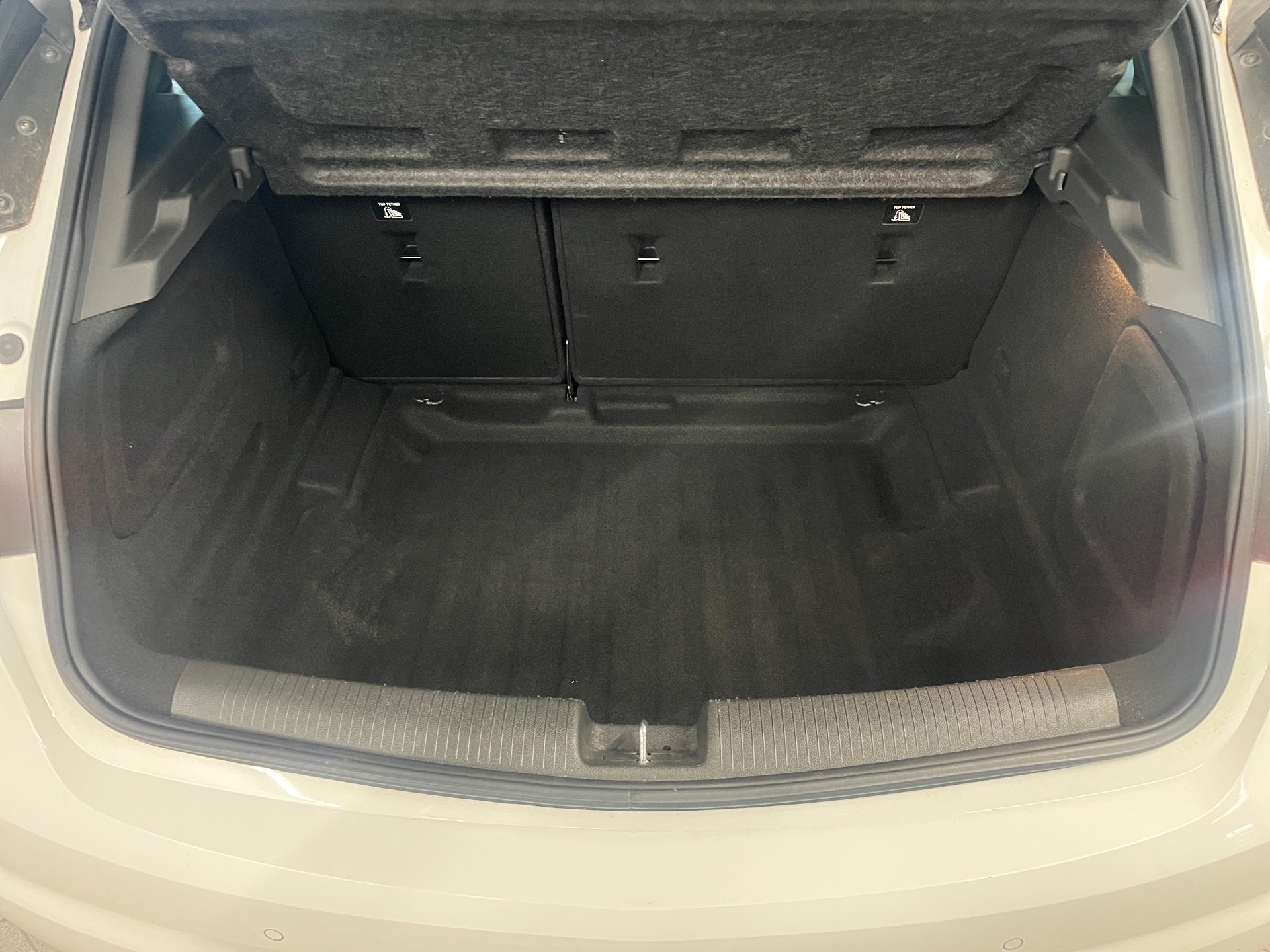 Astra DYNAMIC+ALU 16+NAVI+LED-MATRIX+EINPARKHILFE+RADIO+KLIMA+SITZHEIZUNG