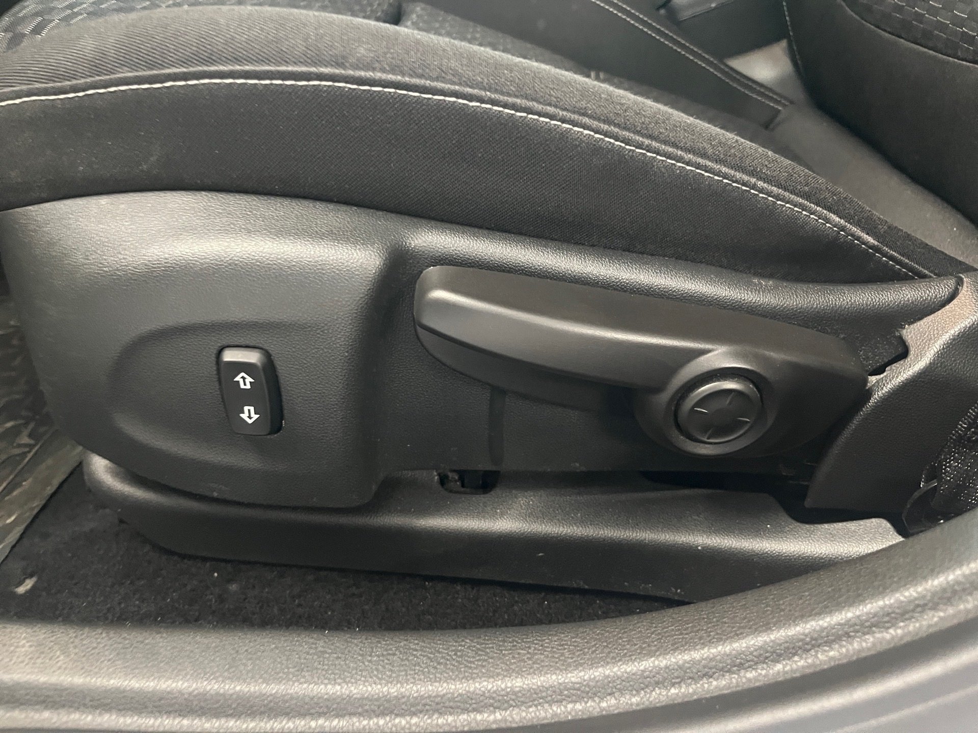 Astra DYNAMIC+ALU 16+NAVI+LED-MATRIX+EINPARKHILFE+RADIO+KLIMA+SITZHEIZUNG