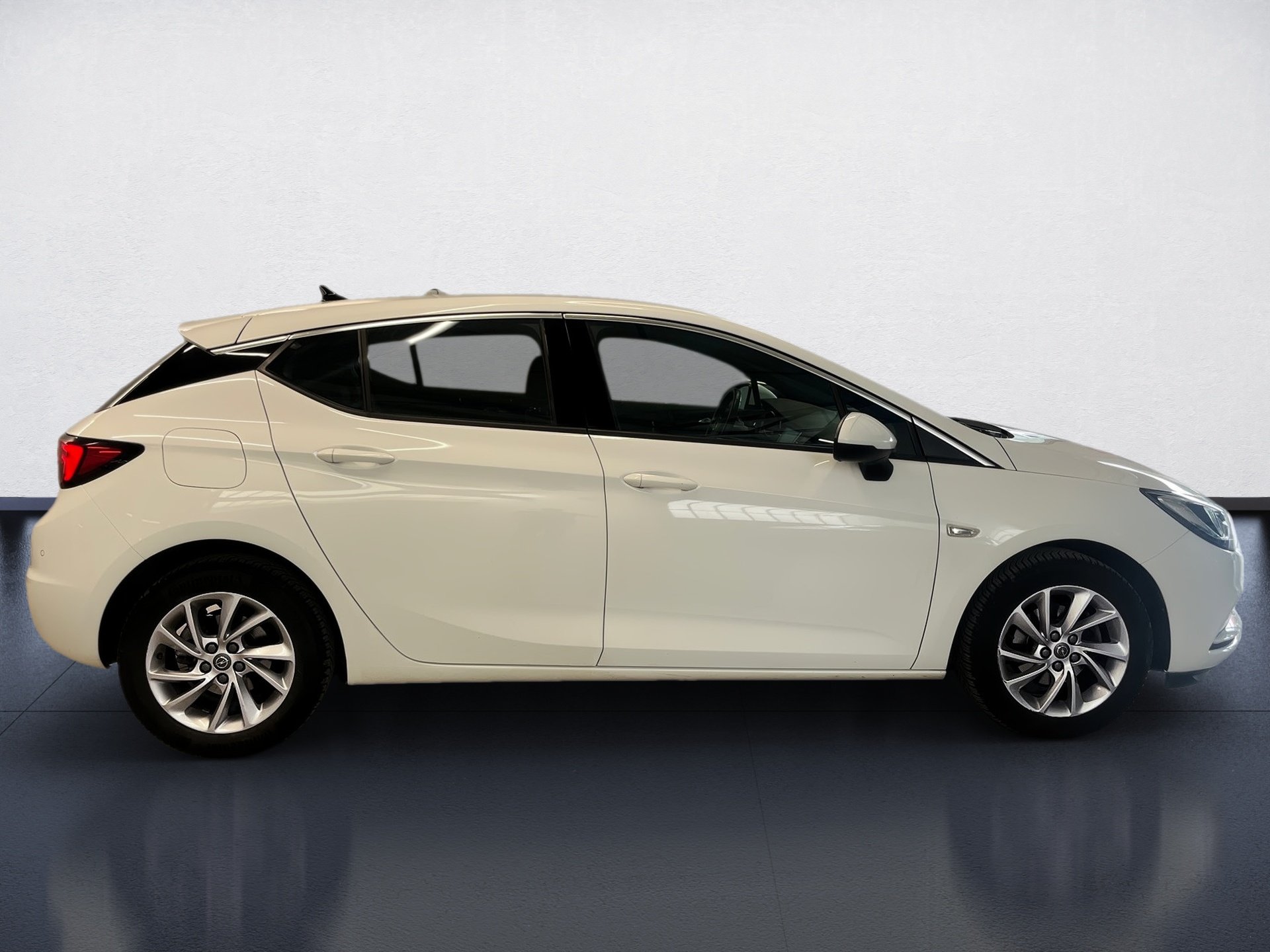 Astra DYNAMIC+ALU 16+NAVI+LED-MATRIX+EINPARKHILFE+RADIO+KLIMA+SITZHEIZUNG