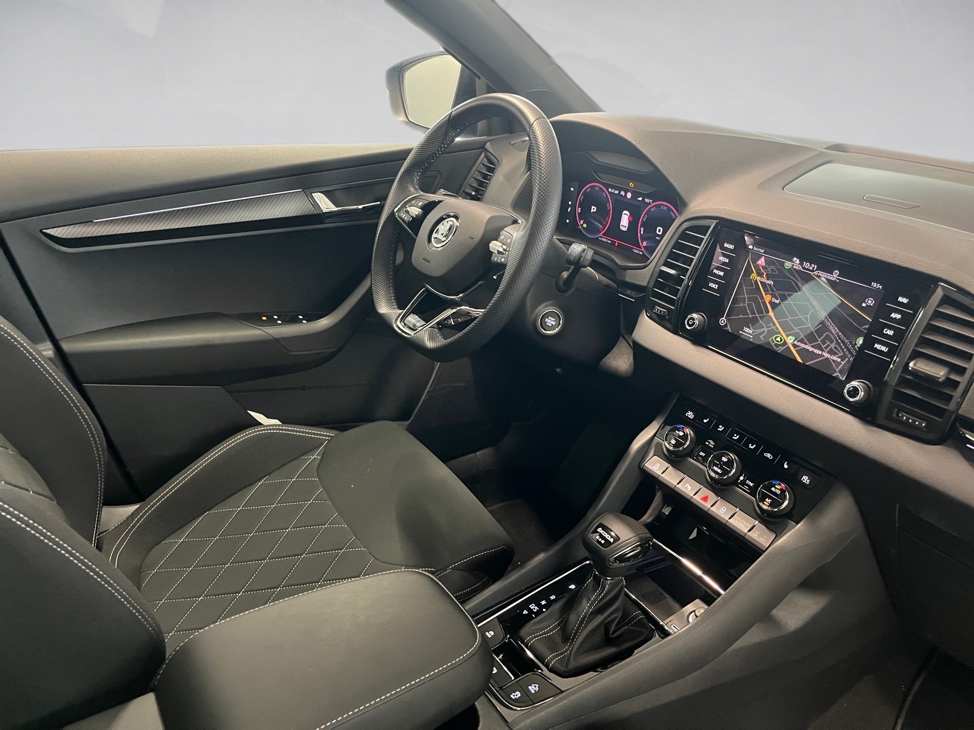 Karoq SPORTLINE TSI DSG 4x4+AHK+18+PANO+LED-MATRIX+RÜCKFAHRKAMERA+TRAVEL ASSIS