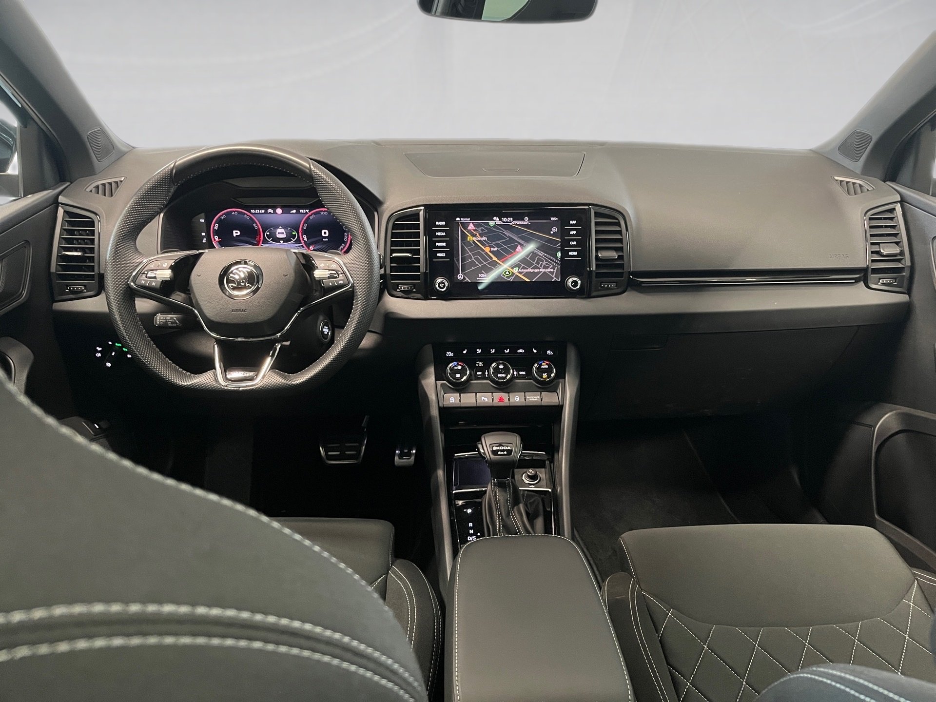 Karoq SPORTLINE TSI DSG 4x4+AHK+18+PANO+LED-MATRIX+RÜCKFAHRKAMERA+TRAVEL ASSIS