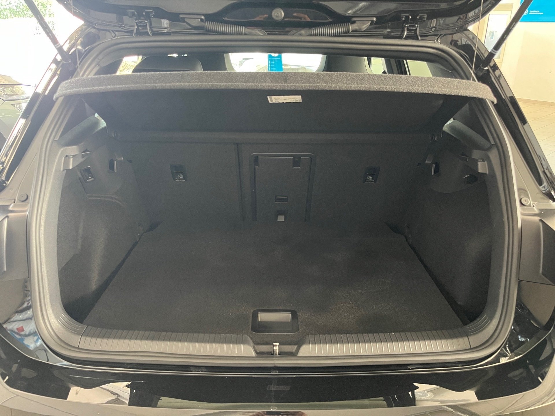 Golf VIII R-LINE eTSI DSG+ALU 18+REAR VIEW+APP CONNECT+IQ.LIGHT+TRAVEL ASSIST+ACC