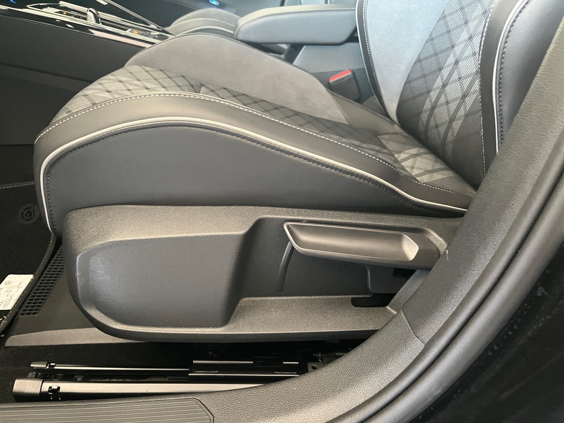 Golf VIII R-LINE eTSI DSG+ALU 18+REAR VIEW+APP CONNECT+IQ.LIGHT+TRAVEL ASSIST+ACC